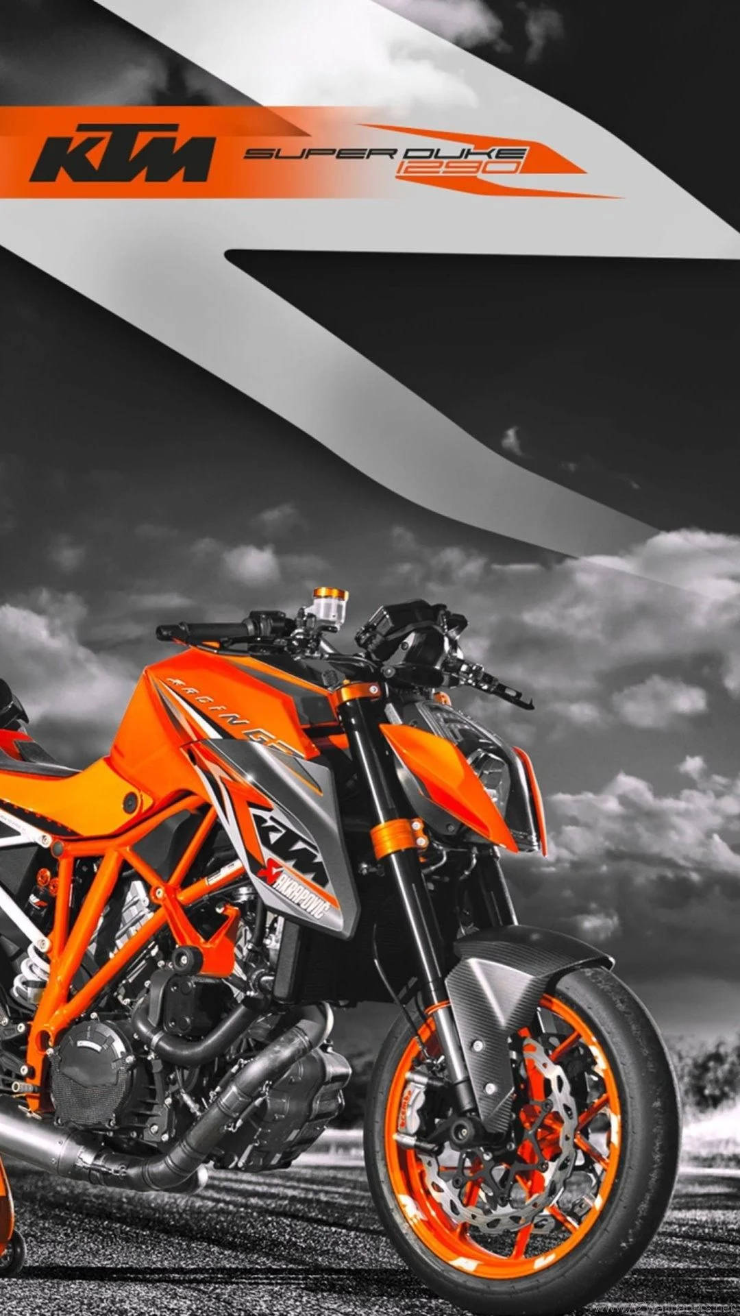  壁紙 — 一輛鮮豔的橙色KTM Super Duke 1290摩托車在戲劇性的黑白陰天背景下大膽矗立。