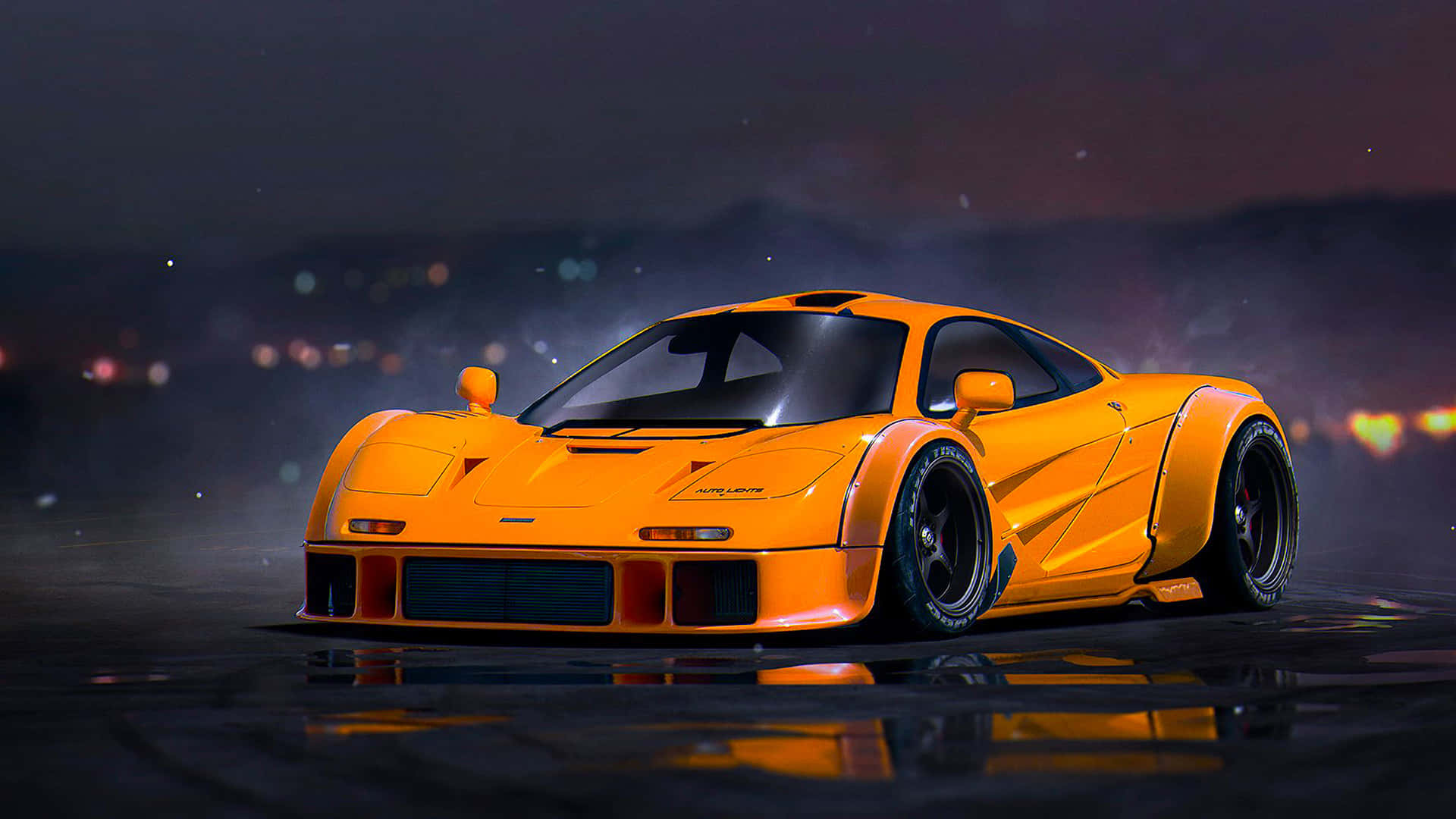 麥拉倫 桌布 壁紙 — 一輛鮮豔的橙色McLaren F1跑車在夜燈下閃耀，行駛在潮濕反光的道路上，背景是模糊的城市散景。