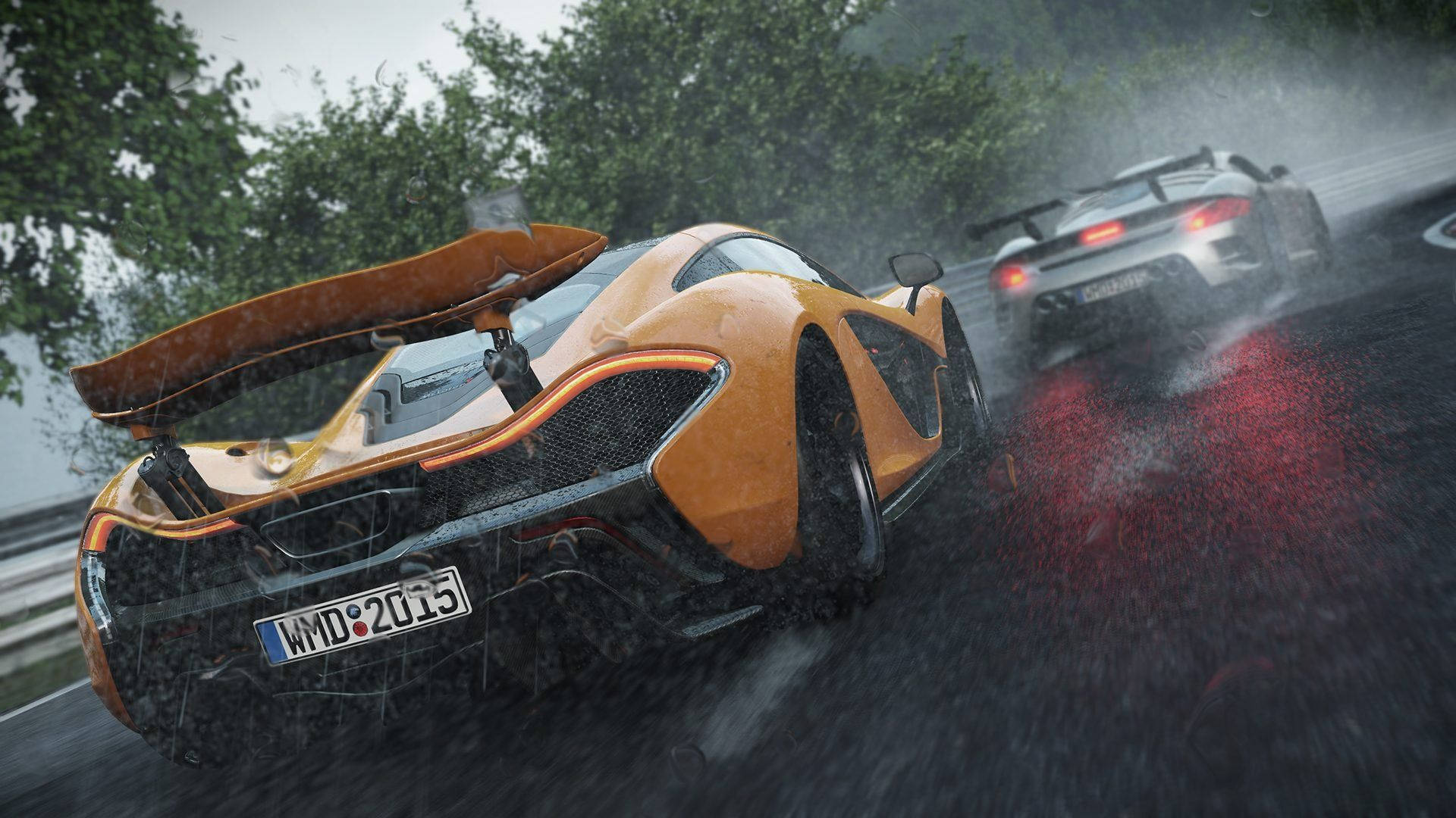 cars 桌布 壁紙 — 一輛鮮豔的橙色McLaren P1在濕滑賽道上冒著大雨奔馳，後面有一輛對手車緊隨其後。