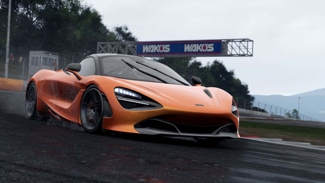 電玩遊戲 桌布 壁紙 — 一輛鮮豔的橙色McLaren Senna在潮濕的賽道上飄移，天空多雲，上方有'WAKOS'標誌。