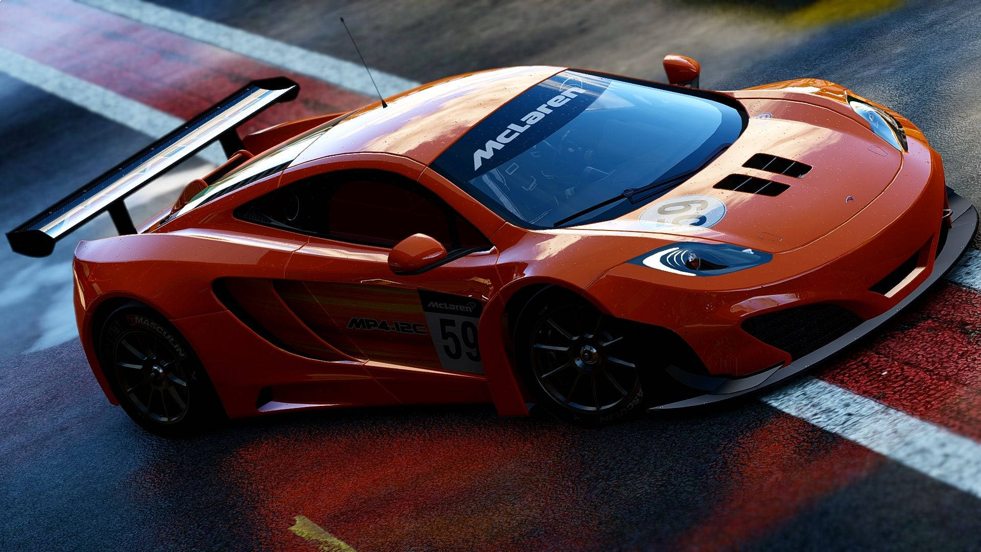 cars 桌布 壁紙 — 一輛鮮豔的橙色McLaren賽車（59號）在濕滑的賽道上疾馳，賽道上有紅白相間的條紋。