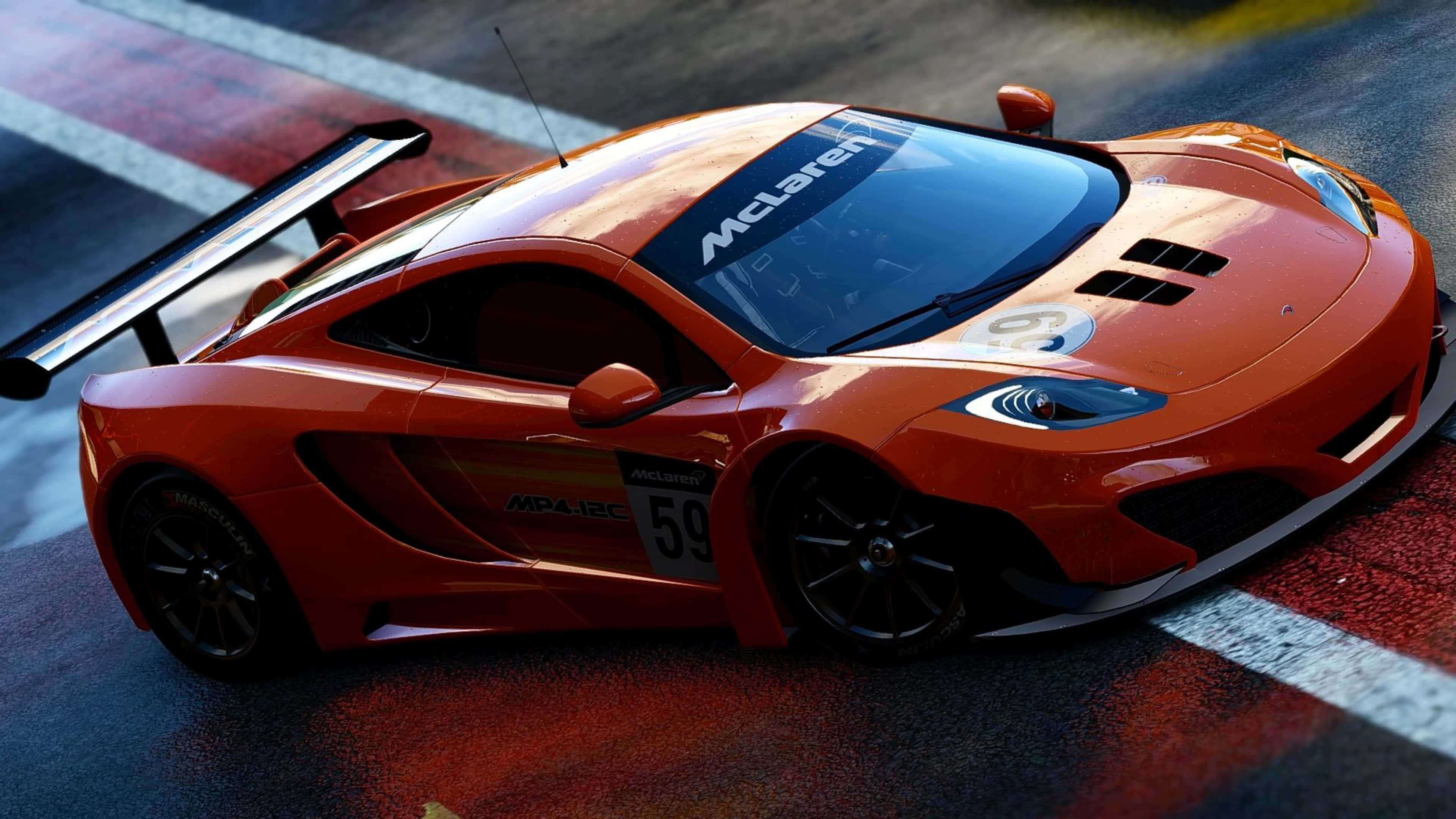 電玩遊戲 桌布 壁紙 — 一輛鮮豔的橙色McLaren賽車，編號59，在濕滑的賽道上疾馳，賽道上有紅色和白色的條紋。