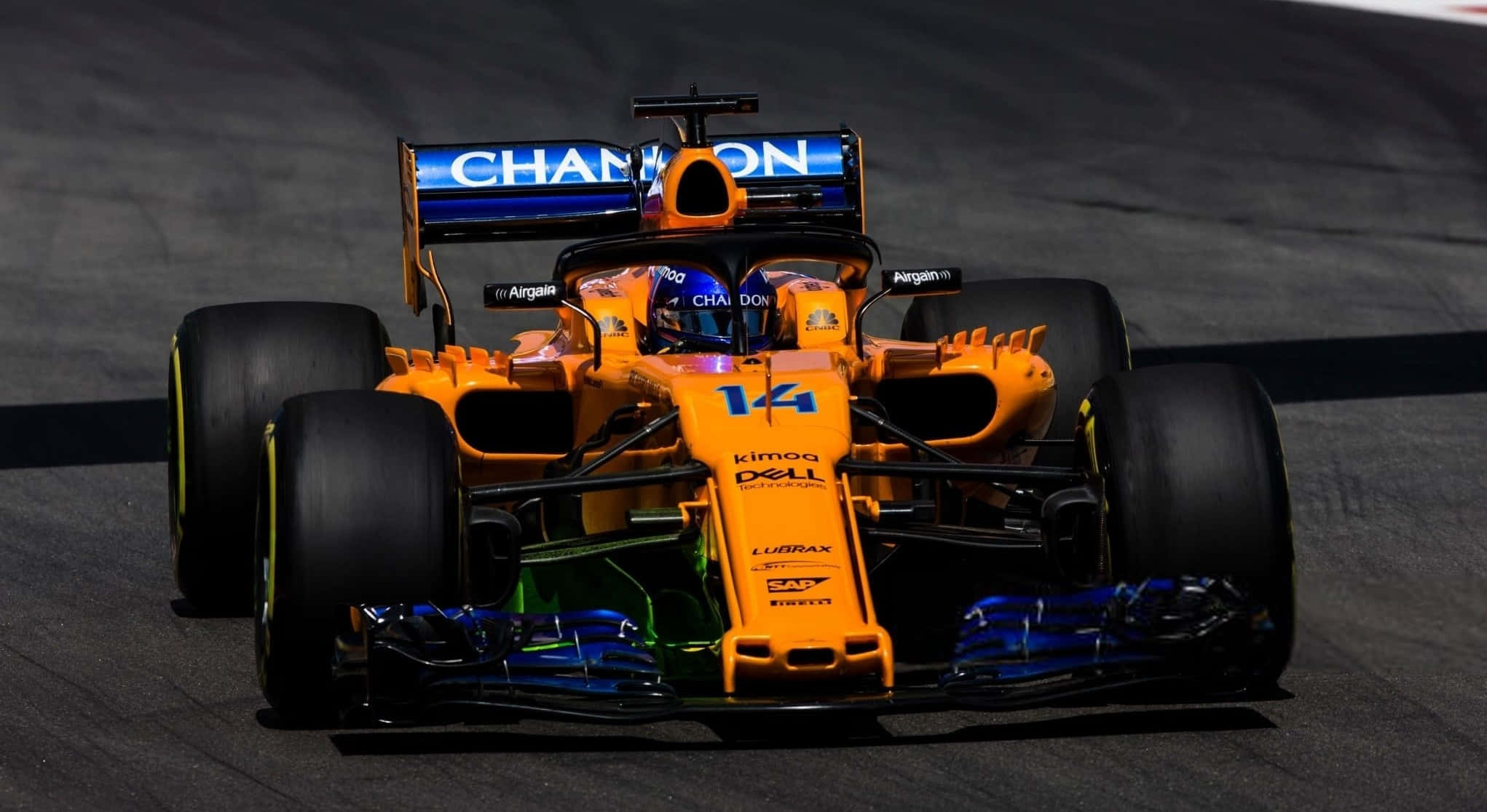 F1 桌布 壁紙 — 一輛鮮豔的橙色和藍色一級方程式賽車，車號14，在陽光照耀的瀝青賽道上奔馳。