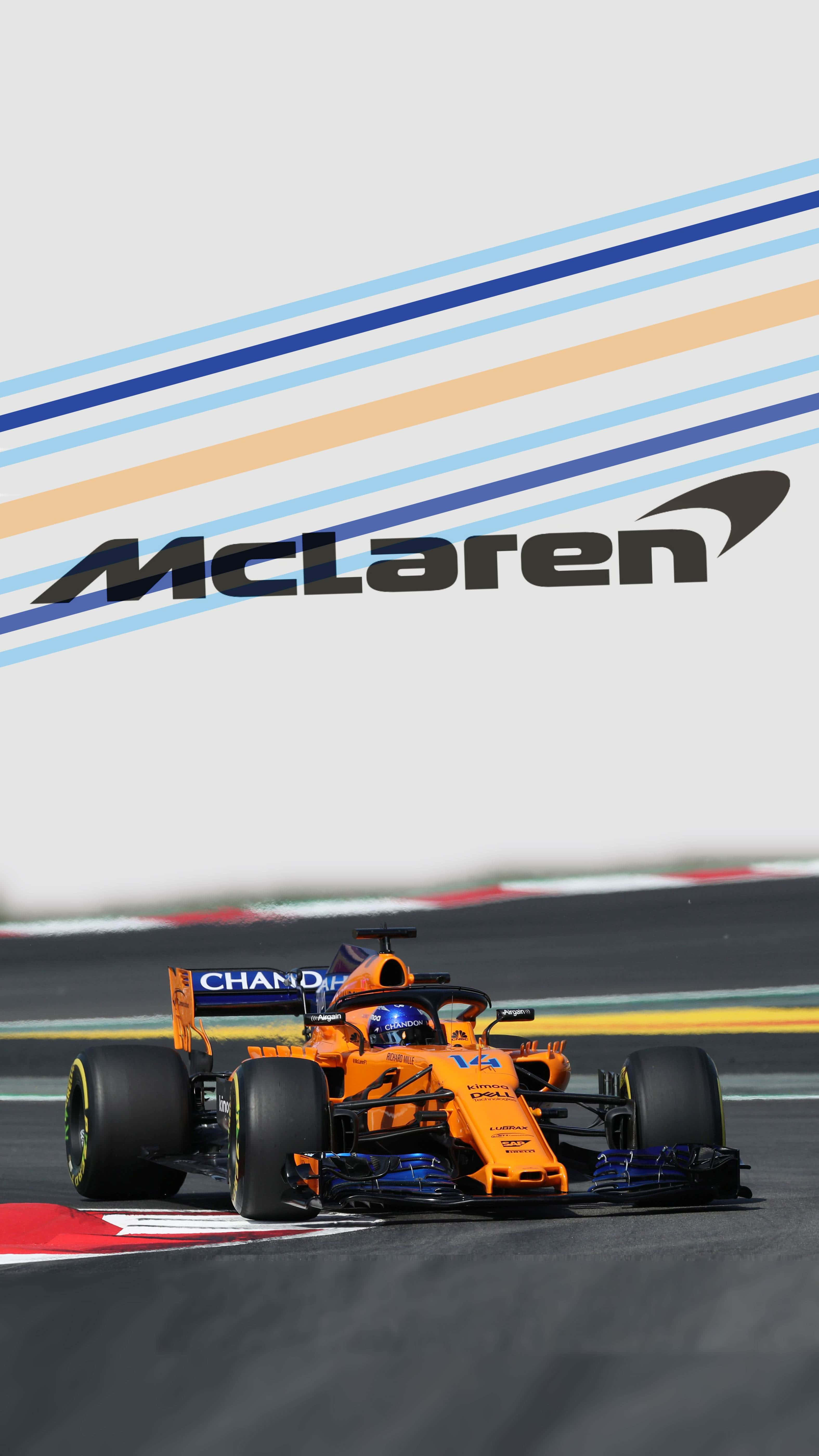 F1 2016 桌布 壁紙 — 一輛鮮豔的橙色麥拉倫一級方程式賽車在賽道上疾馳，背景有醒目的斜紋和標誌。