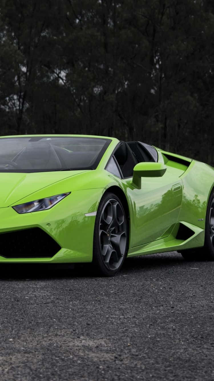 Screen 桌布 壁紙 — 一輛鮮豔的萊姆綠色藍寶堅尼 Huracán Spyder 停泊在柏油路上，背景有深色樹木。