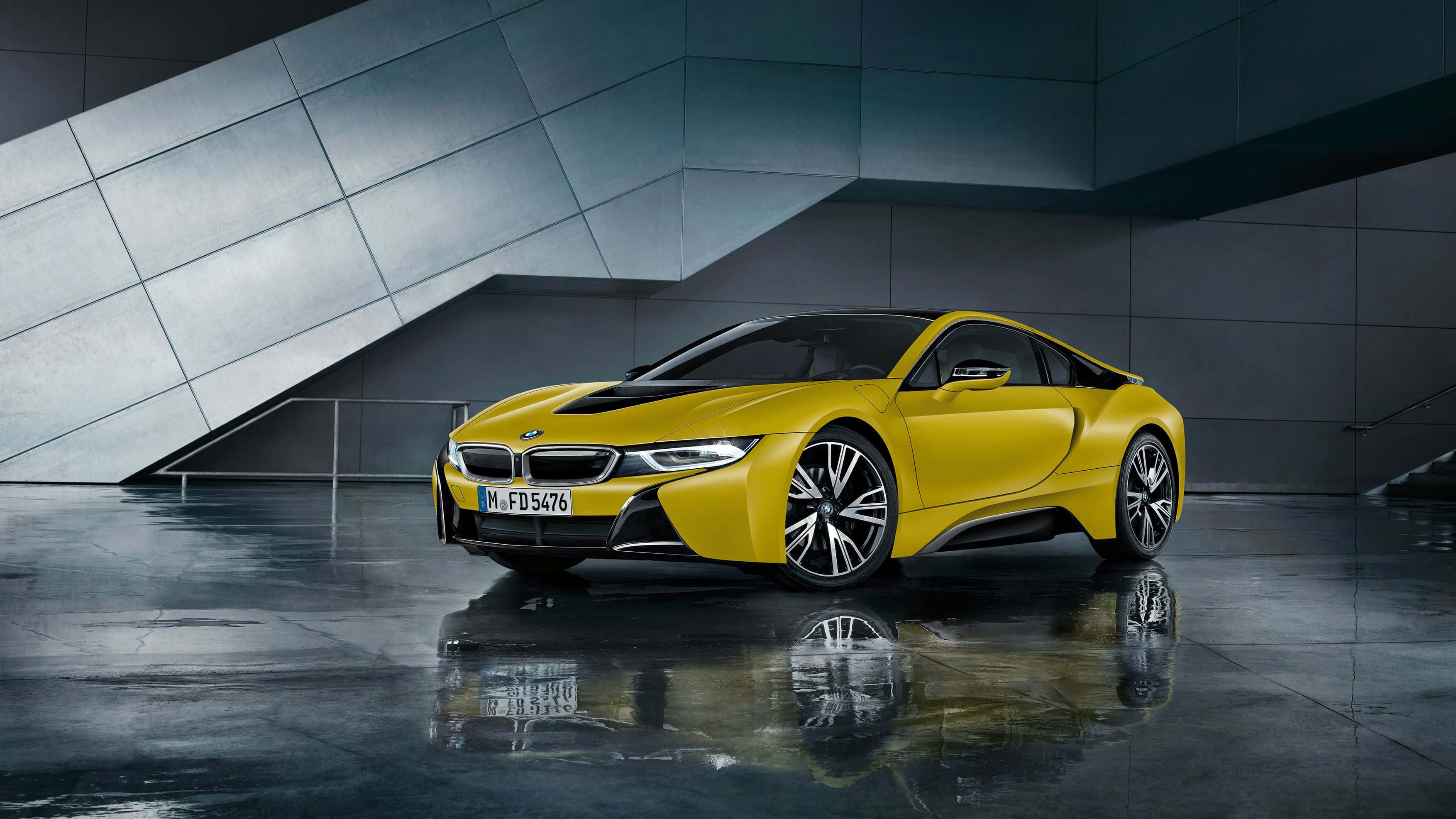 Yellow Car 桌布 壁紙 — 一輛鮮黃色BMW i8跑車在攝影棚燈光下閃耀，其流線型倒影映照在濕漉漉的混凝土地板上，背景是幾何金屬牆。
