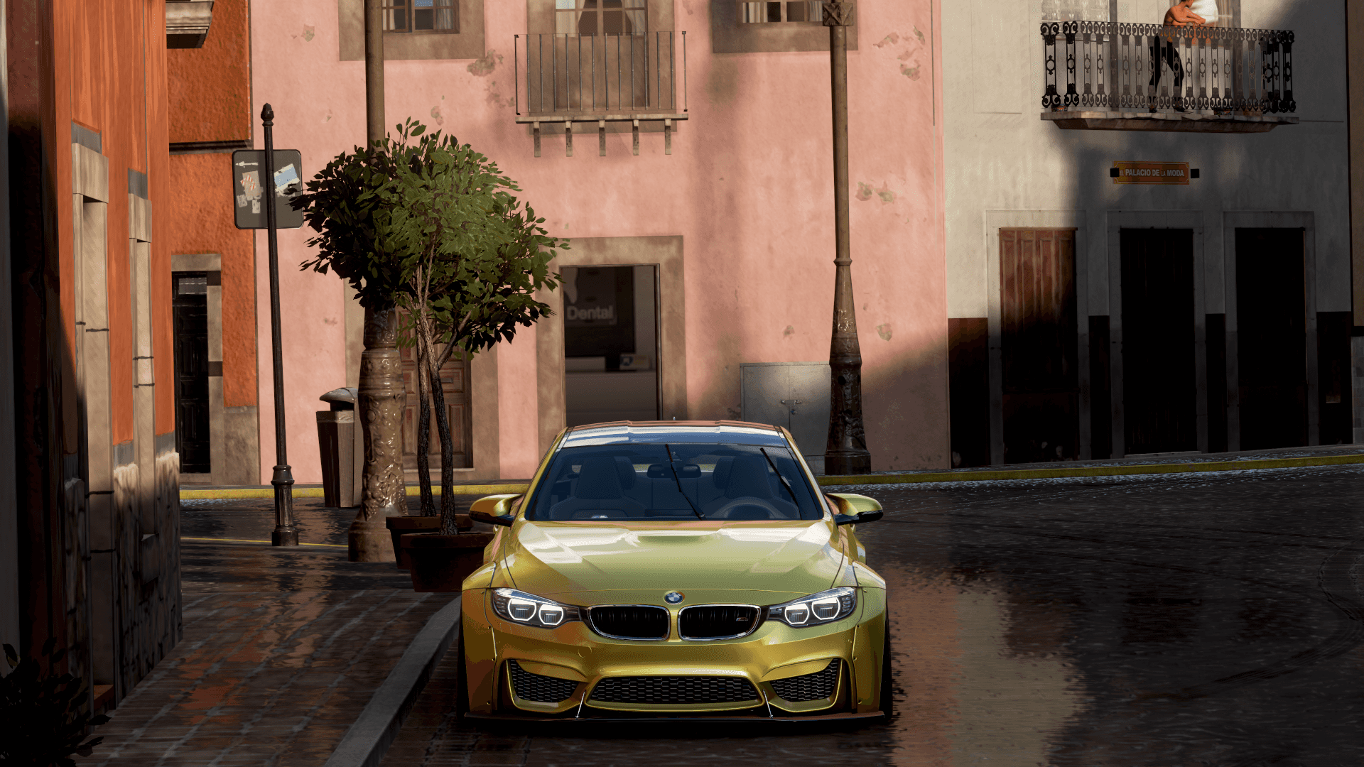 Forza 桌布 壁紙 — 一輛鮮黃色BMW M4停在濕漉漉的鵝卵石街道上，兩旁是粉彩粉紅和橙色帶陽台的建築。