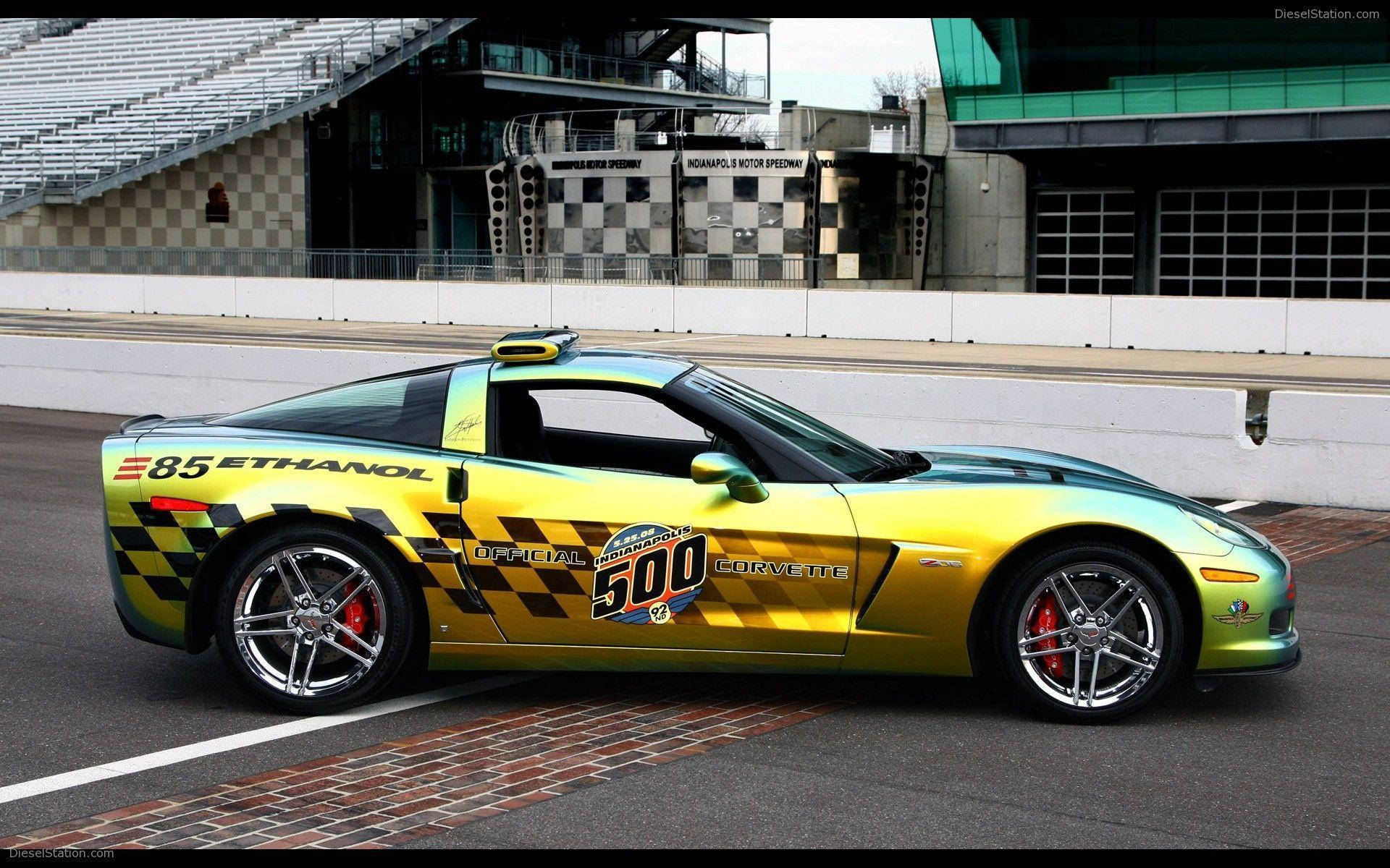 Indianapolis 桌布 壁紙 — 一輛鮮黃色和綠色的雪佛蘭Corvette，帶有格子賽車塗裝，停在印第安納波利斯賽車場的賽道上。