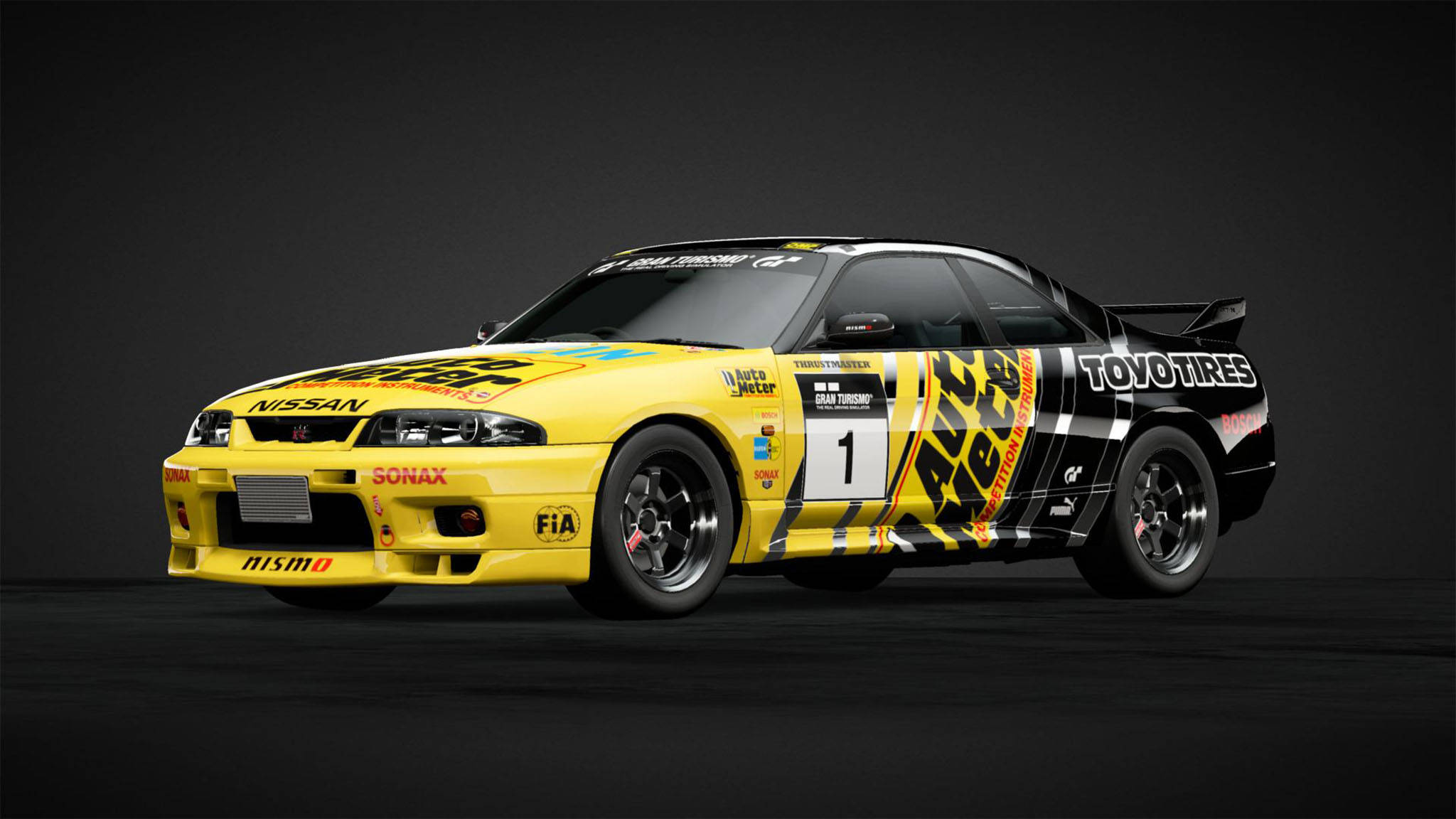 Gtr 桌布 壁紙 — 一輛鮮黃色和黑色的日產Skyline GT-R賽車，帶有1號和贊助商貼紙，在黑暗的攝影棚背景下蓄勢待發。