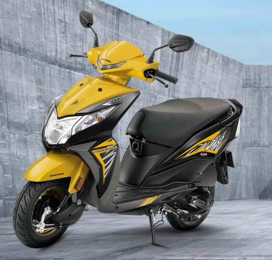 黃色和黑色機車停靠在灰色混凝土牆前。 — 機車 壁紙