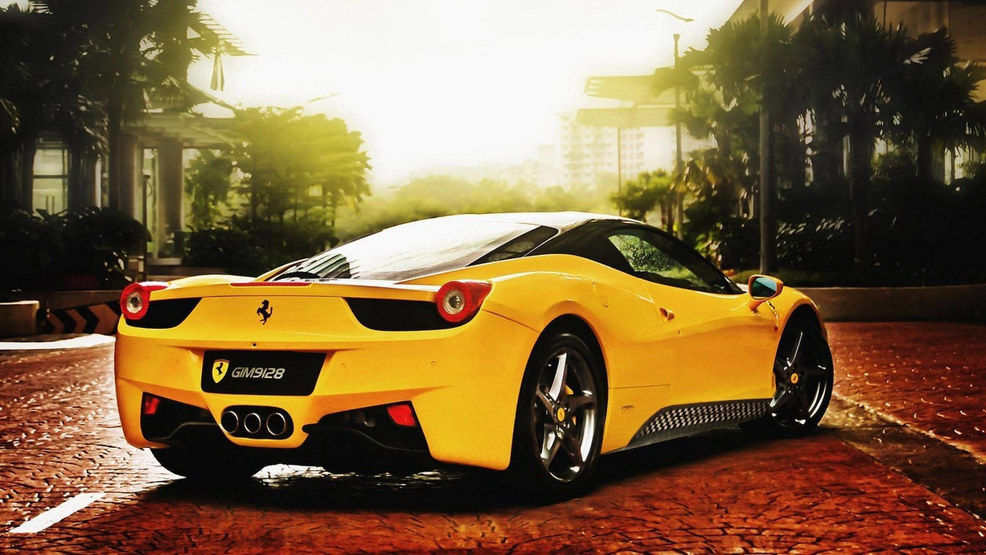 1920x1080 Ferrari 桌布 壁紙 — 一輛鮮黃色法拉利跑車停泊在陽光普照的鵝卵石街道上，周圍環繞著棕櫚樹。
