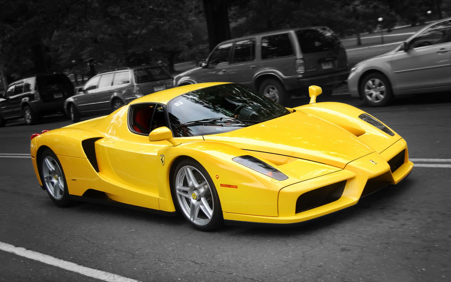 Top 10 Car 桌布 壁紙 — 一輛鮮黃色的法拉利Enzo停泊在街上，背景是其他車輛的黑白影像。