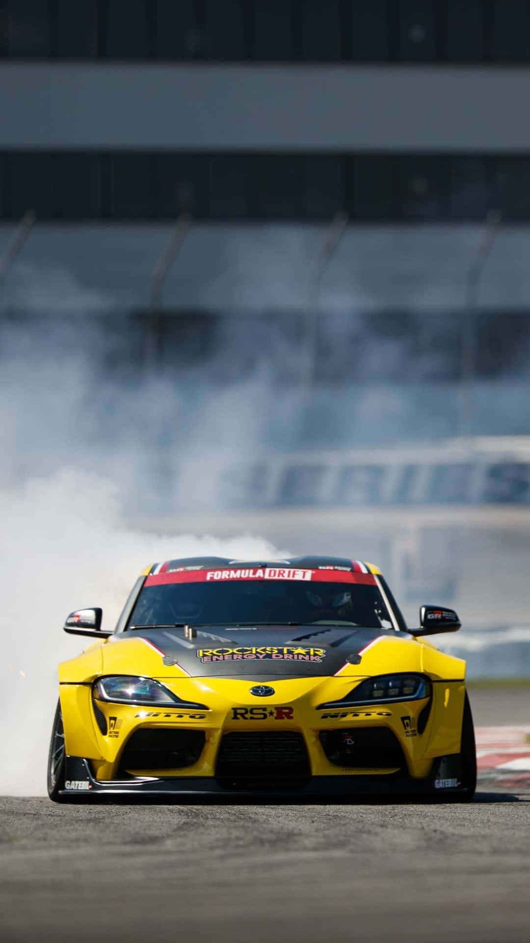 黃色甩尾車在賽道上高速甩尾，煙霧升騰。 — Toyota Supra Mk4 壁紙