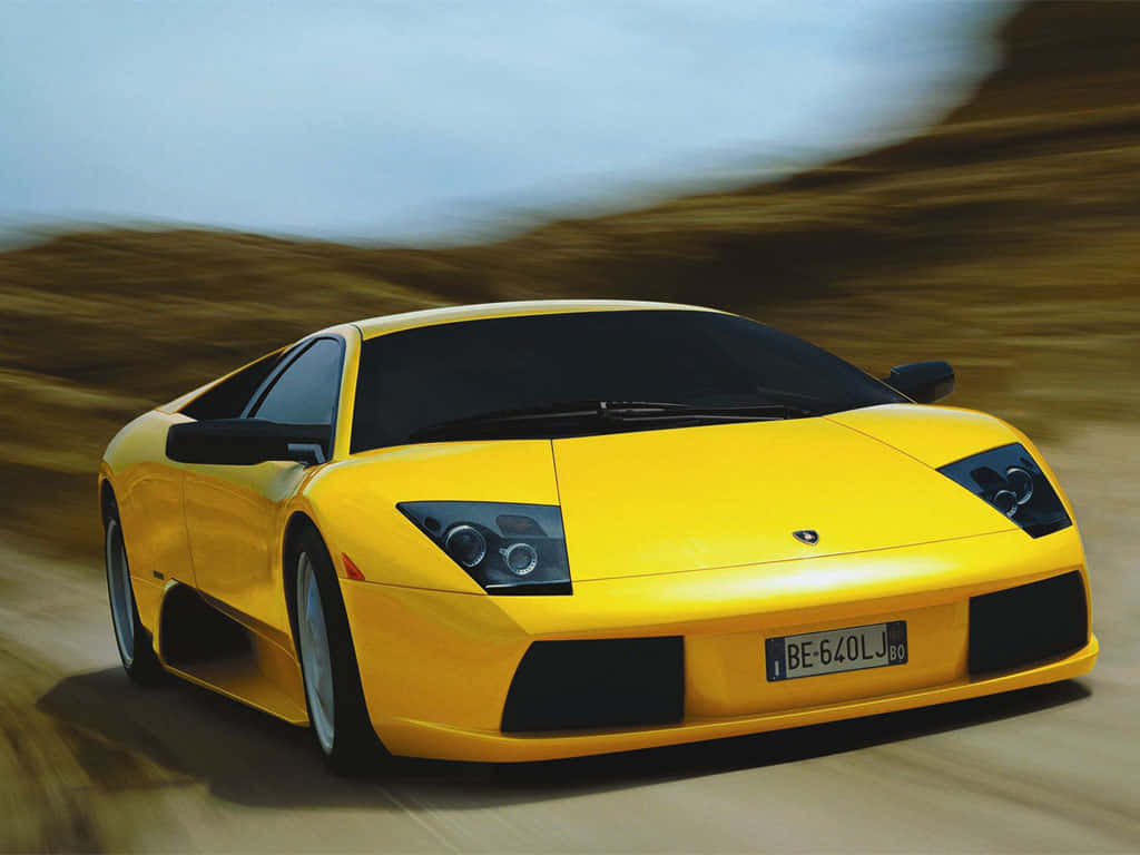 cars 桌布 壁紙 — 一輛鮮黃色的藍寶堅尼 Murciélago 在沙漠公路上疾馳，模糊的大地色調呼嘯而過。