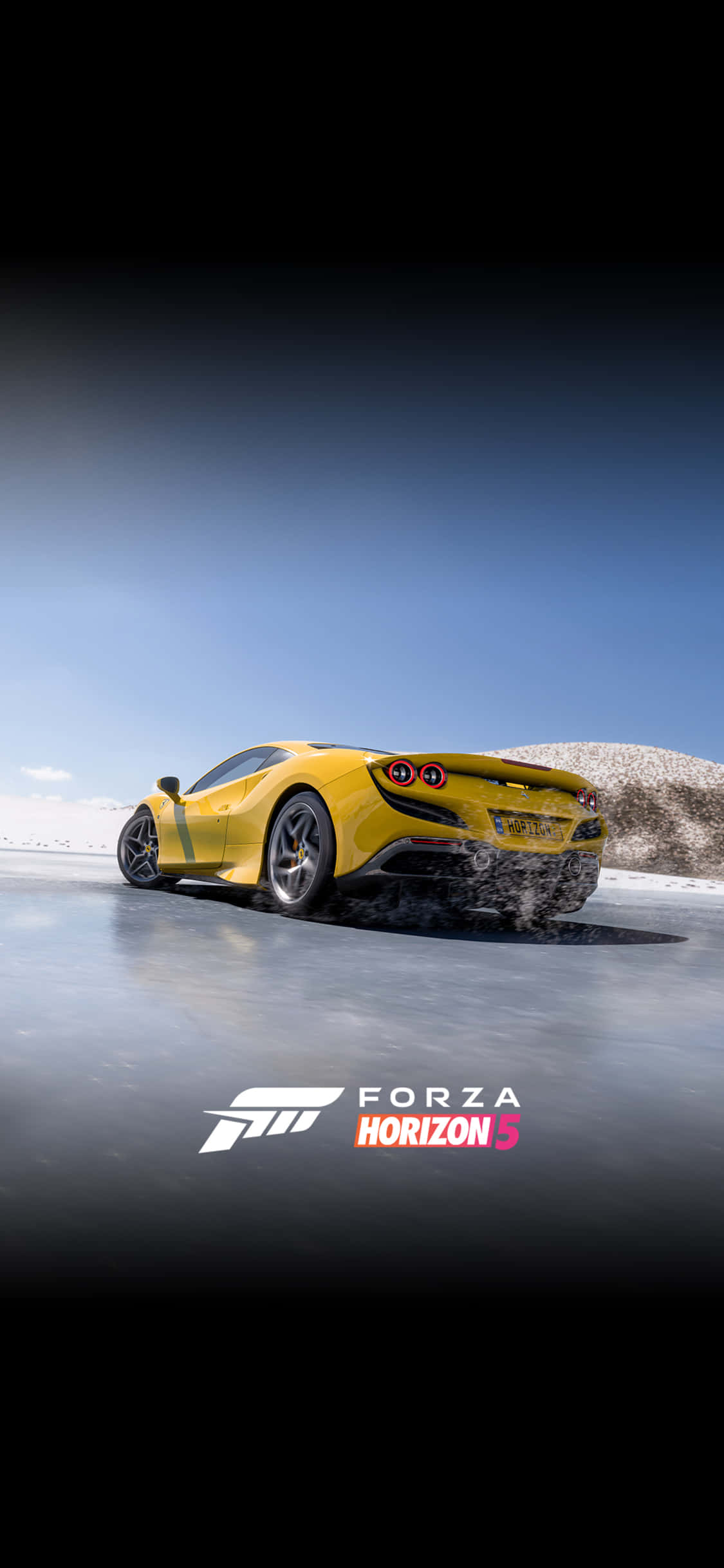 Forza 7 桌布 壁紙 — 一輛鮮黃色的跑車在晴朗藍天下，於結冰的湖面上飛馳，遠方是白雪覆蓋的山丘。