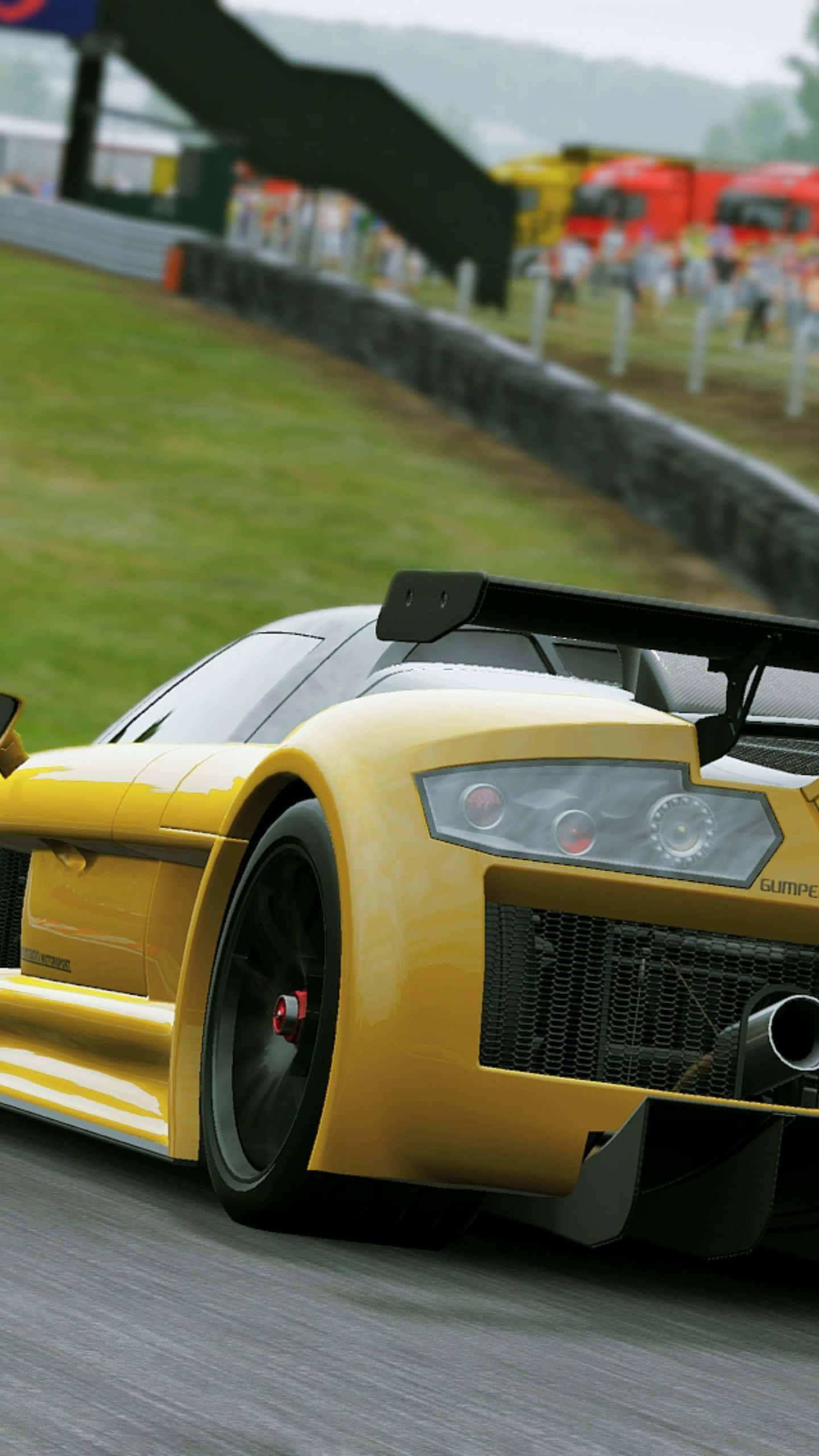 Android Project Cars 桌布 壁紙 — 一輛鮮黃色賽車帶有黑色尾翼，在濕滑的賽道上疾馳，背景是模糊的觀眾。