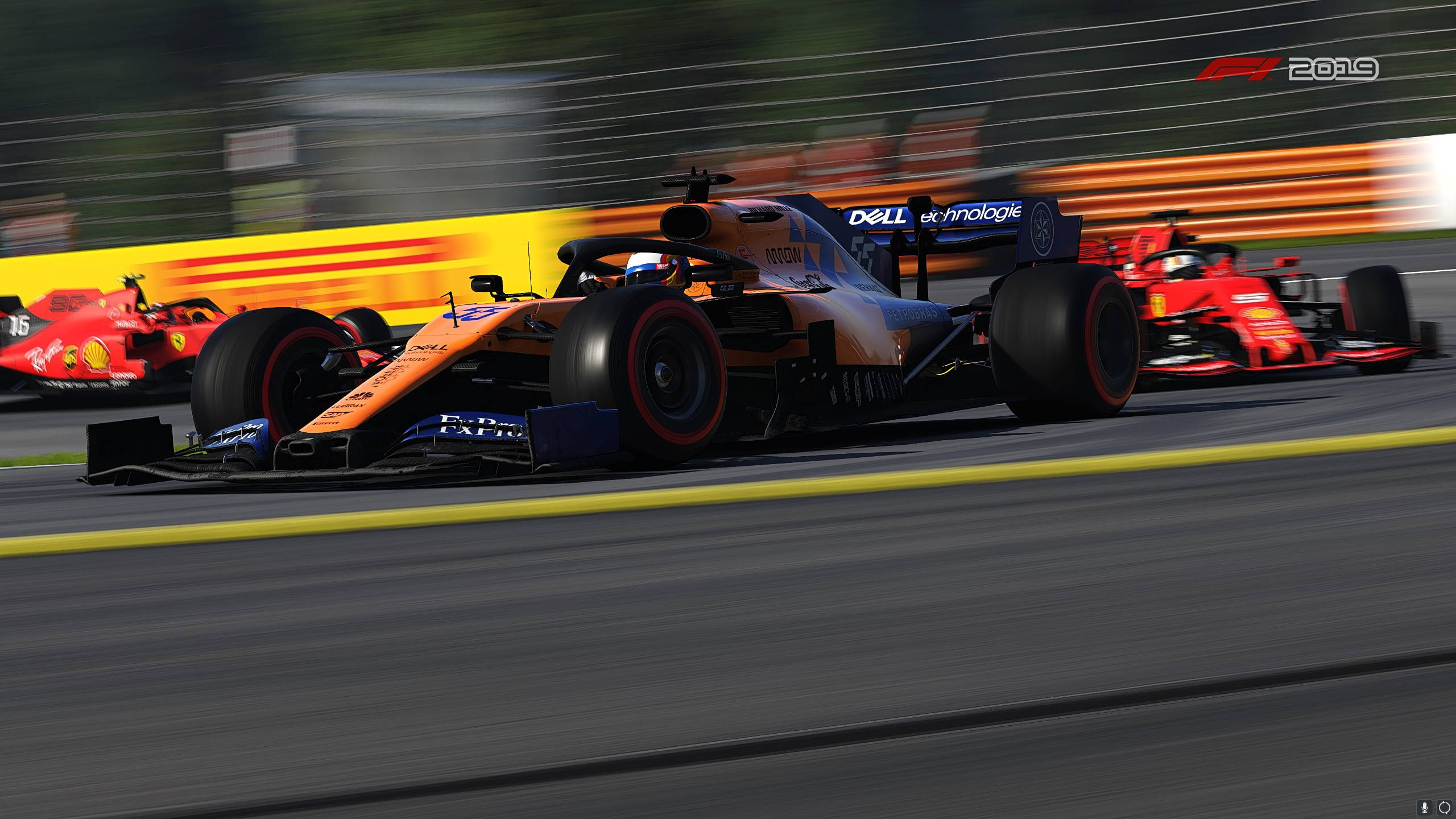 F1 2019 壁紙 桌布 壁紙 — 一輛麥拉倫F1賽車在陽光明媚的賽道上超越紅色法拉利，動態模糊強調高速。
