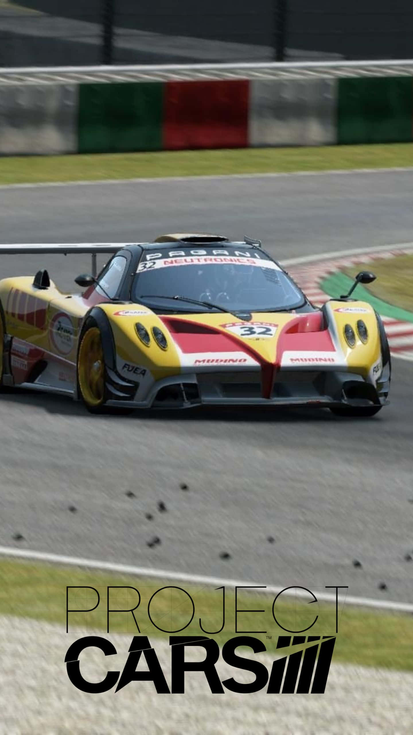 Android Project Cars 桌布 壁紙 — 一輛黃、紅、黑色的帕加尼賽車在賽道上疾馳，背景是義大利國旗護欄。