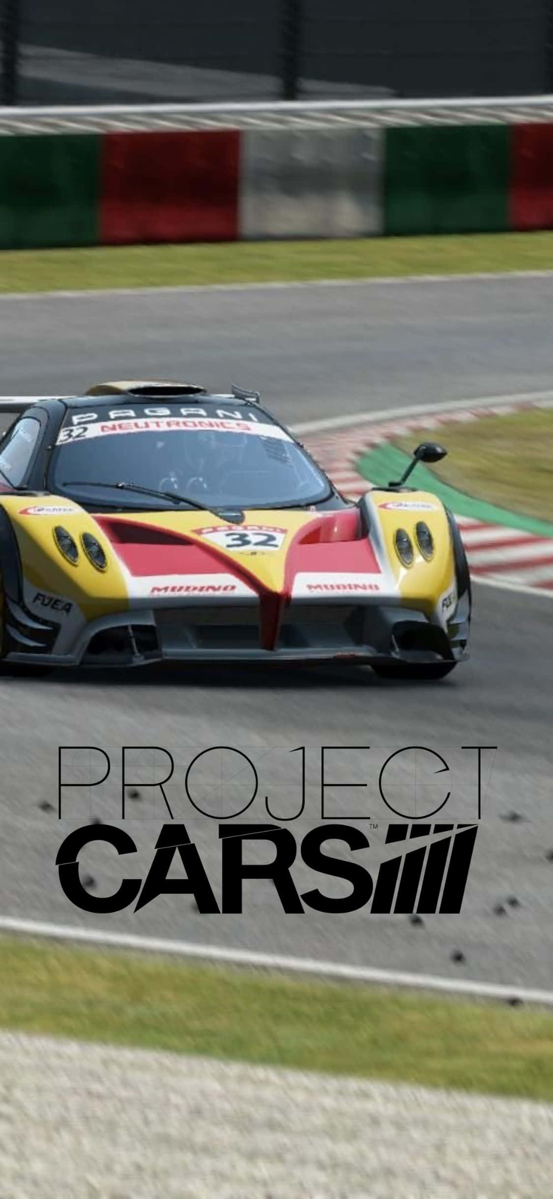iPhone Xs Project Cars 桌布 壁紙 — 一輛黃、紅、黑色的賽車在賽道上疾馳，背景有義大利國旗障礙物。