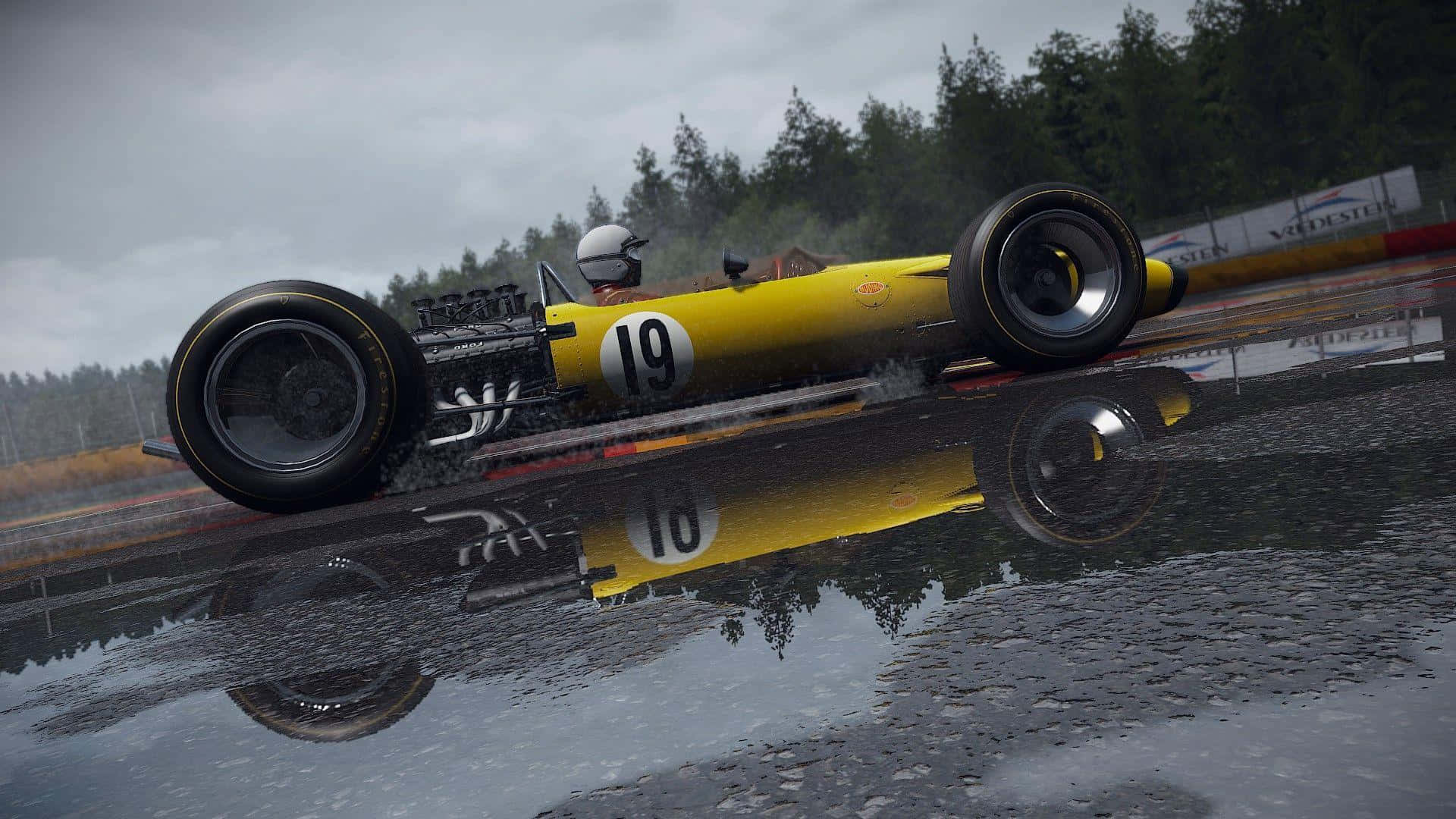 Best Project Cars 2 桌布 壁紙 — 一輛黃色復古賽車（編號19）在濕滑的賽道上疾馳，其倒影映照在陰天下的水坑中。