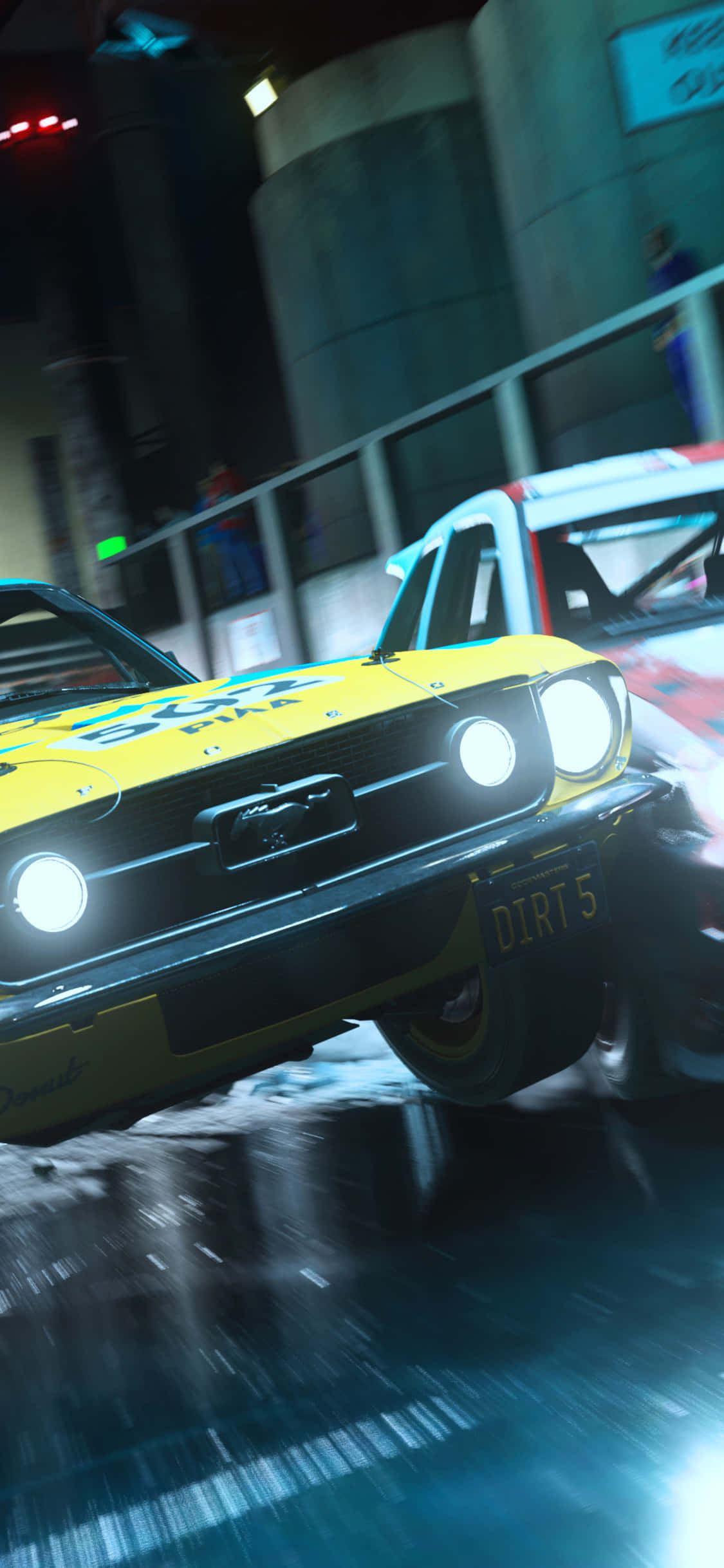 iPhone Xs Dirt Rally 桌布 壁紙 — 一輛黃色拉力賽車亮著車頭燈，在夜間濕滑的城市街道上疾馳，留下動態模糊的軌跡。