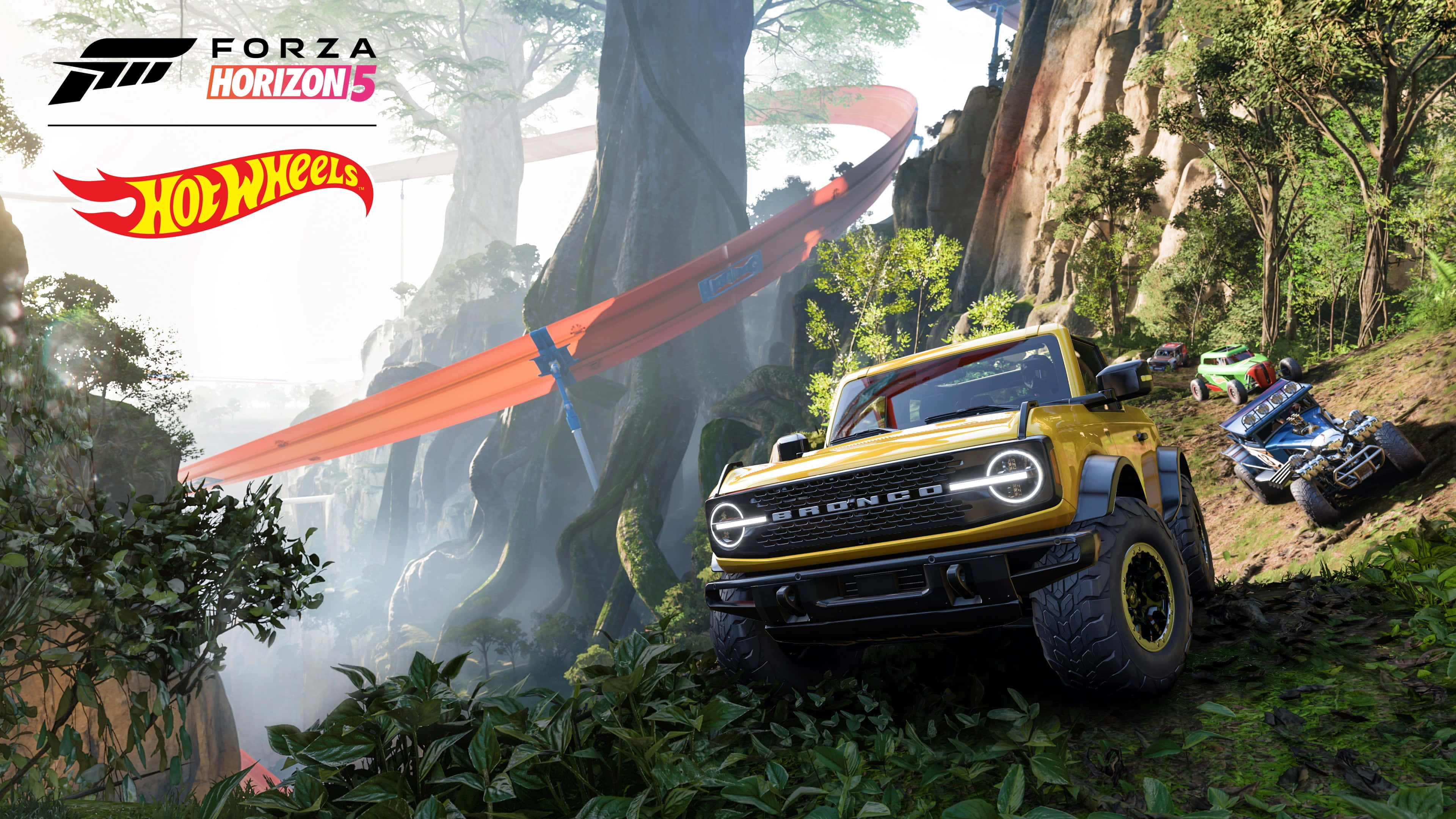 Forza Horizon 5 4K 桌布 壁紙 — 一輛黃色福特Bronco在茂密的森林小徑上行駛，旁邊有一棵巨樹，頭頂上有一個紅色的Hot Wheels坡道飛馳而過。