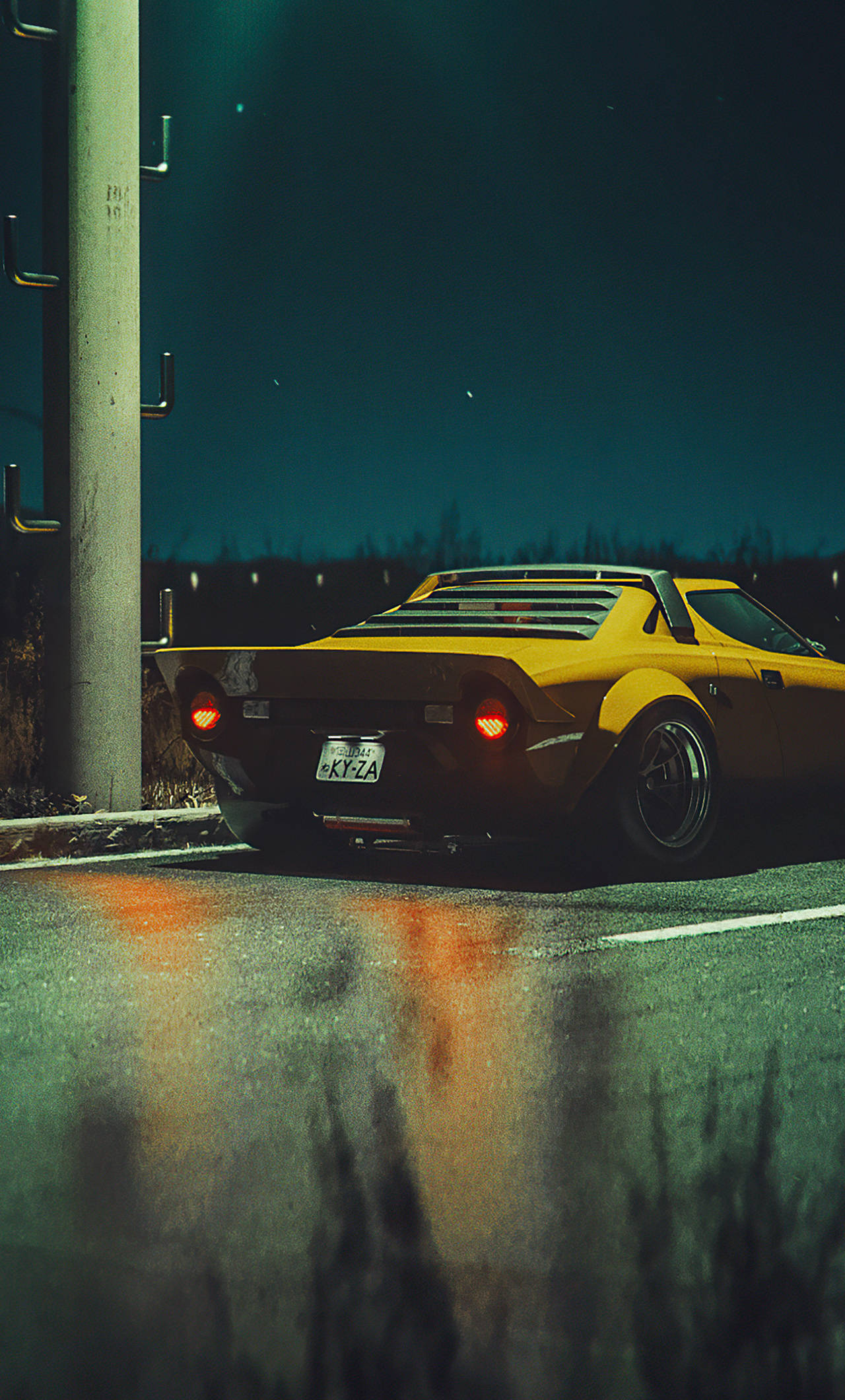 Night Aesthetic 桌布 壁紙 — 一輛黃色經典跑車，帶有發光的紅色尾燈，在夜間停放在潮濕的路邊，天空陰暗。