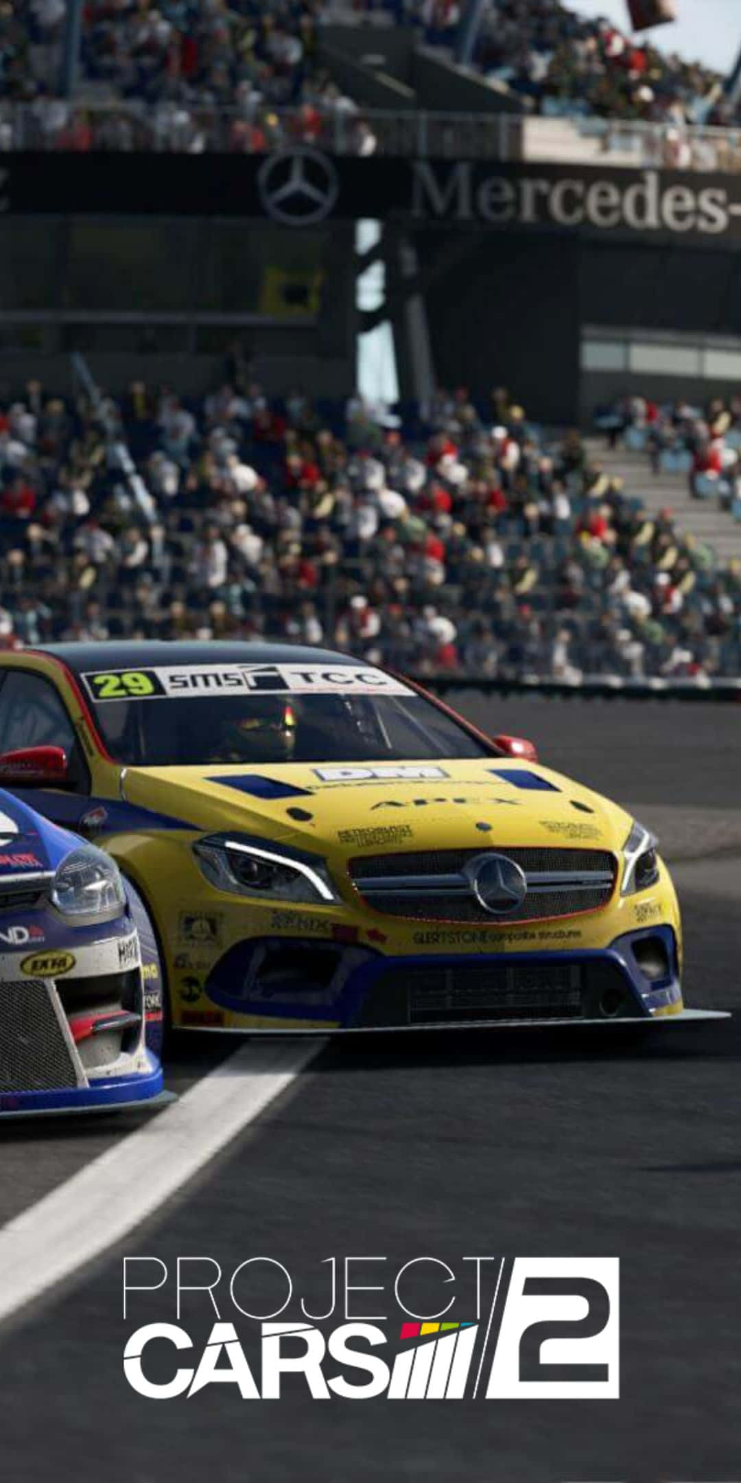Pixel 3 Project Cars 2 桌布 壁紙 — 一輛黃色賓士賽車（編號29）在陽光明媚的賽道上疾馳，超越藍色對手，看台上擠滿歡呼的人群。