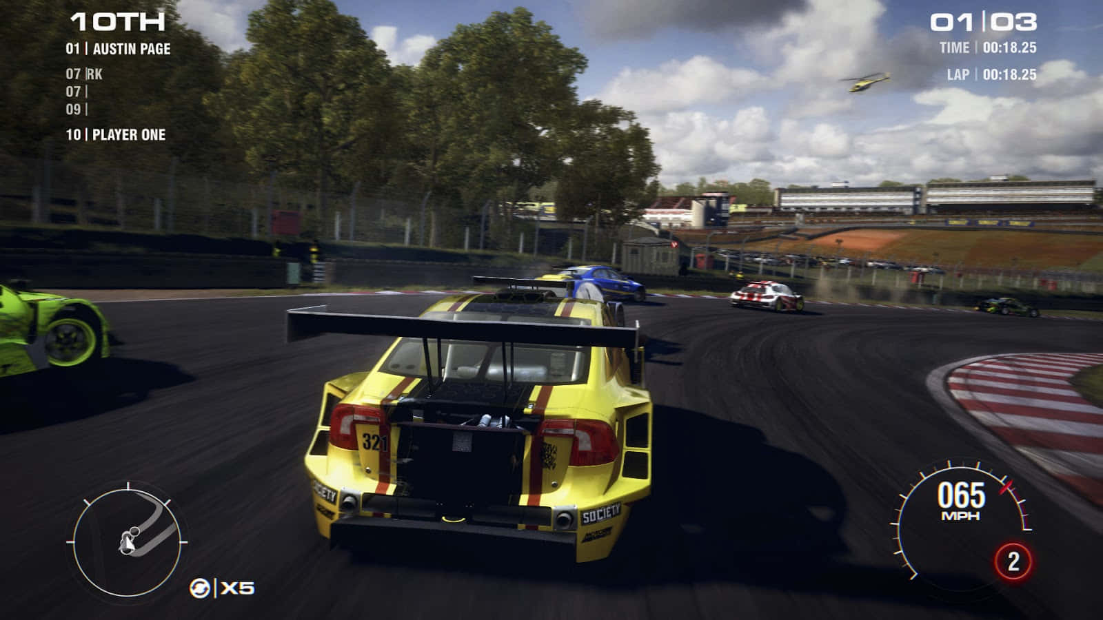 Grid 2 桌布 壁紙 — 一輛黃色賽車，號碼32，在陽光明媚的賽道上高速過彎，其他車輛和直升機在上空。