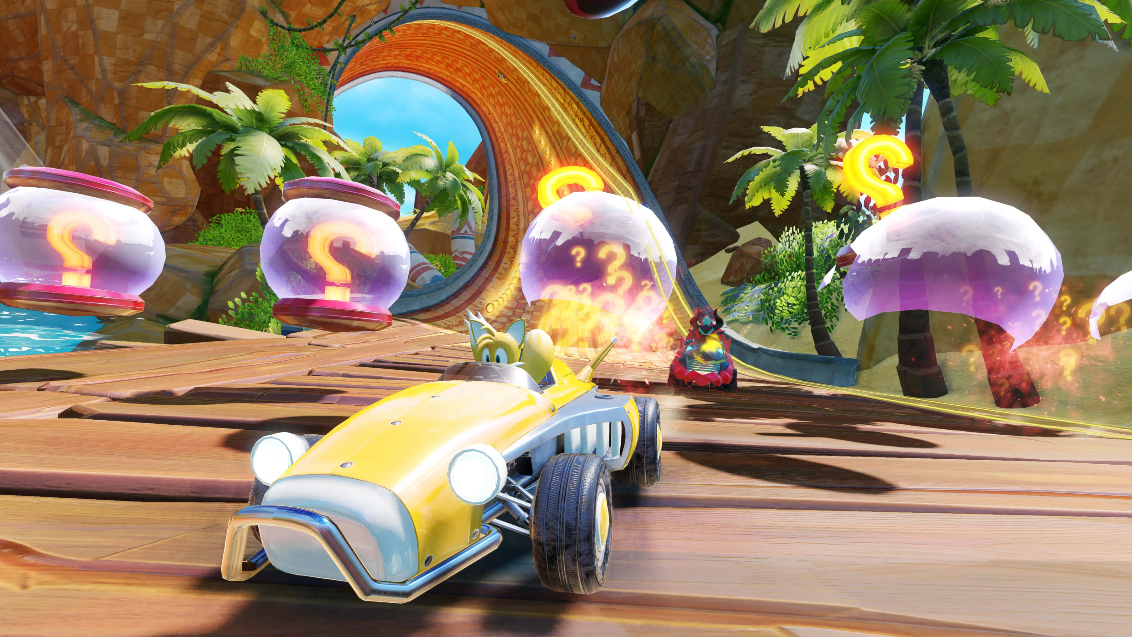 Sonic Battle Racers 桌布 壁紙 — 一輛黃色賽車在充滿活力的熱帶賽道上飛馳，賽道上有發光的問號方塊和棕櫚樹。