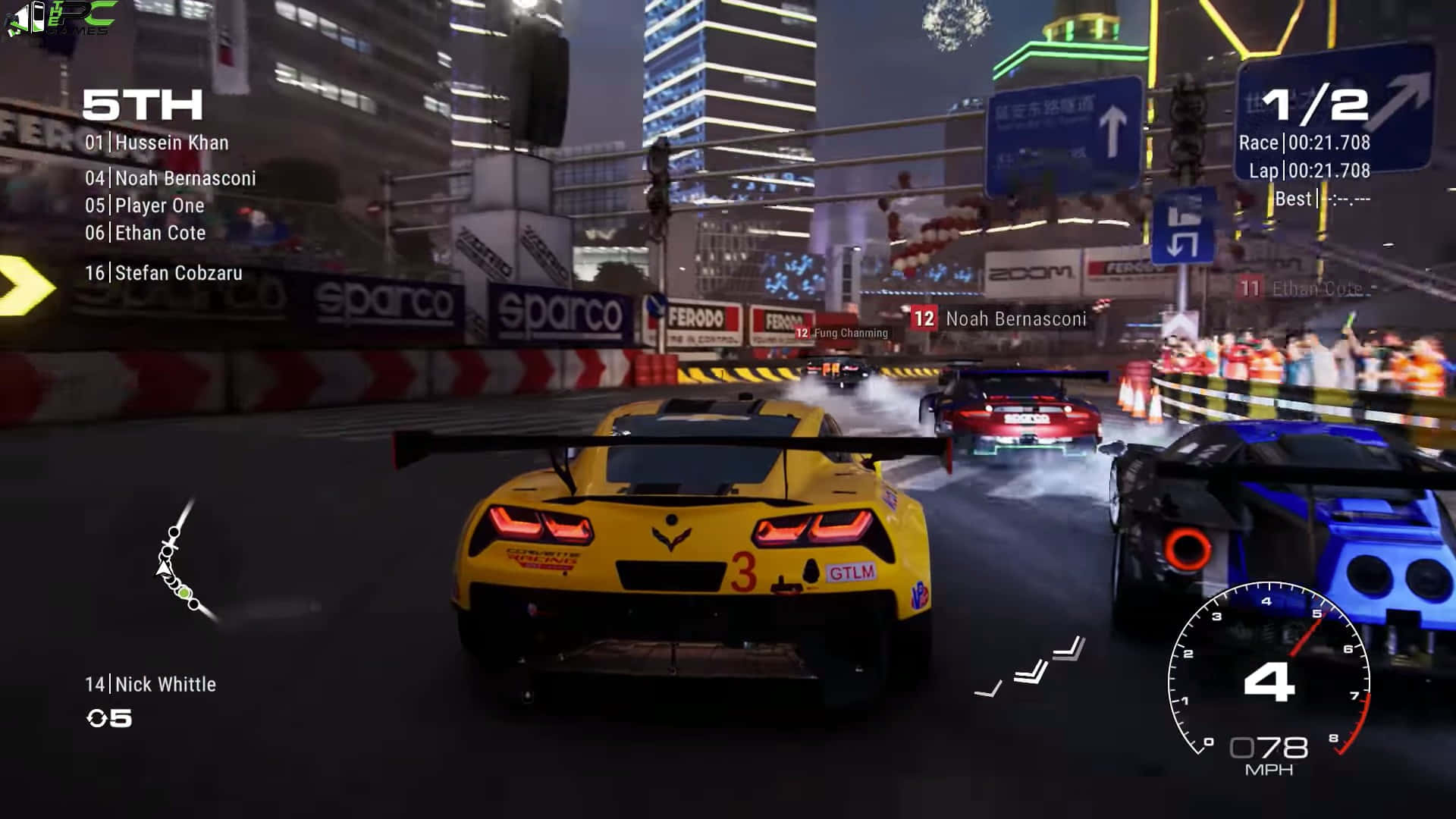 Grid 2 桌布 壁紙 — 一輛黃色賽車在夜間與其他汽車和觀眾一起在霓虹燈照亮的城市賽道上飛馳。