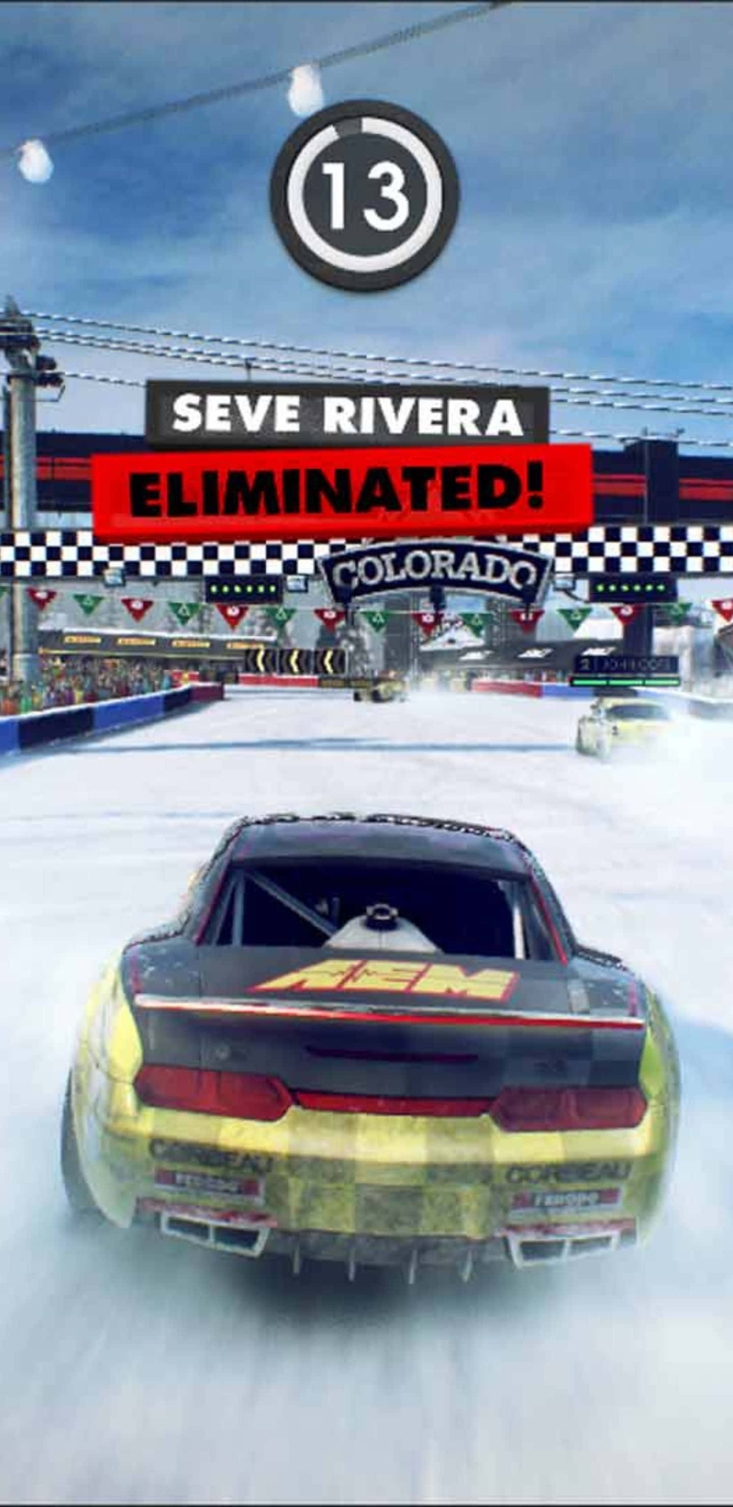 電玩遊戲 桌布 壁紙 — 一輛黃色賽車在積雪賽道上飄移，同時「SEVE RIVERA ELIMINATED!」在科羅拉多州的格仔終點線上閃爍。