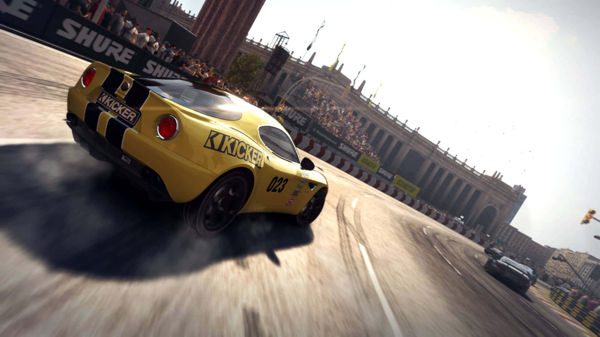 Grid Autosport 桌布 壁紙 — 一輛黃色賽車在陽光明媚的城市賽道上飄移，觀眾在看台上歡呼。