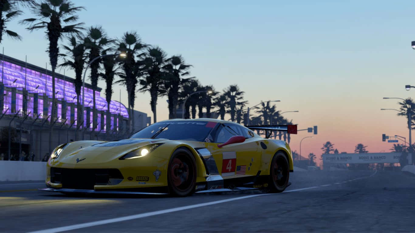 1366x768 Project Cars 桌布 壁紙 — 一輛黃色賽車在黃昏時分沿著賽道飛馳，背景有棕櫚樹和紫色燈光的建築物。