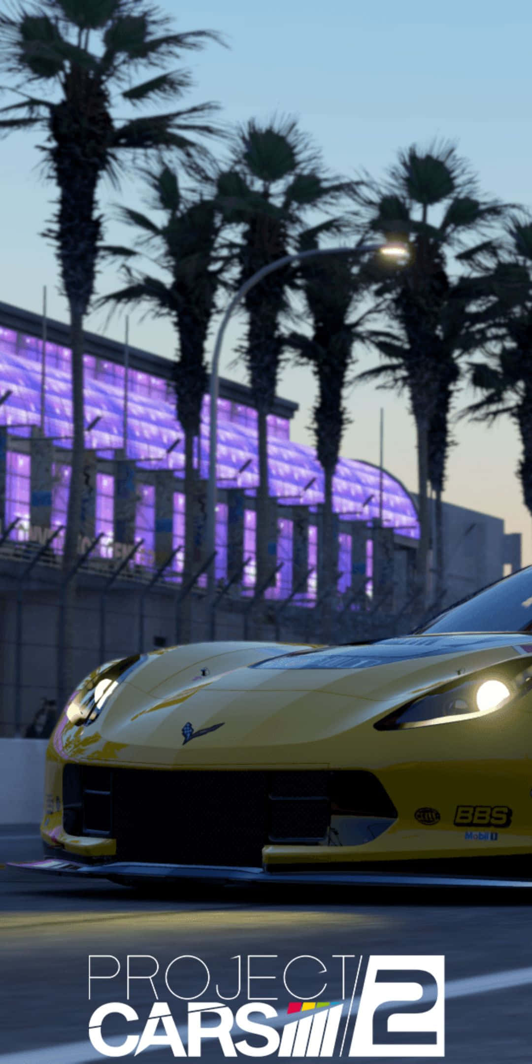Pixel 3 Project Cars 2 桌布 壁紙 — 一輛黃色賽車在黃昏的賽道上疾馳，背景有棕櫚樹和紫色燈光的看台。