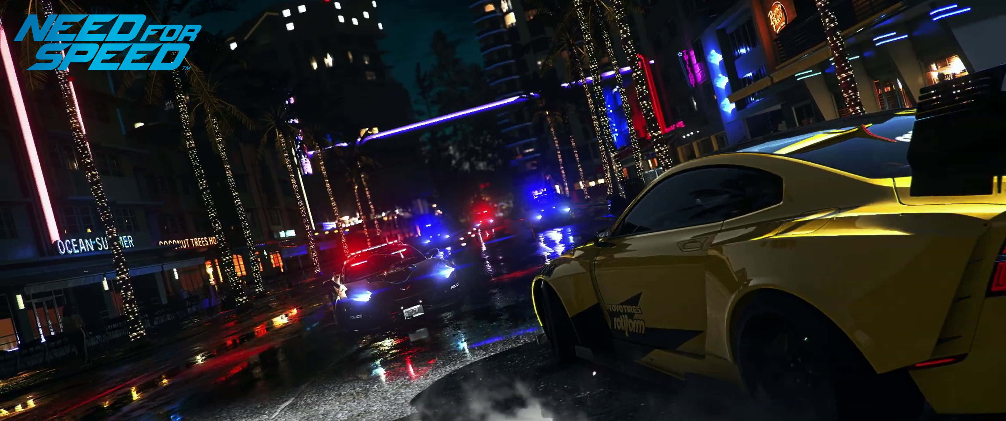 3440x1440p Need For Speed 桌布 壁紙 — 一輛黃色跑車在夜晚的霓虹燈光下，疾馳在濕漉漉的雨夜城市街道上，後面有警車燈閃爍。