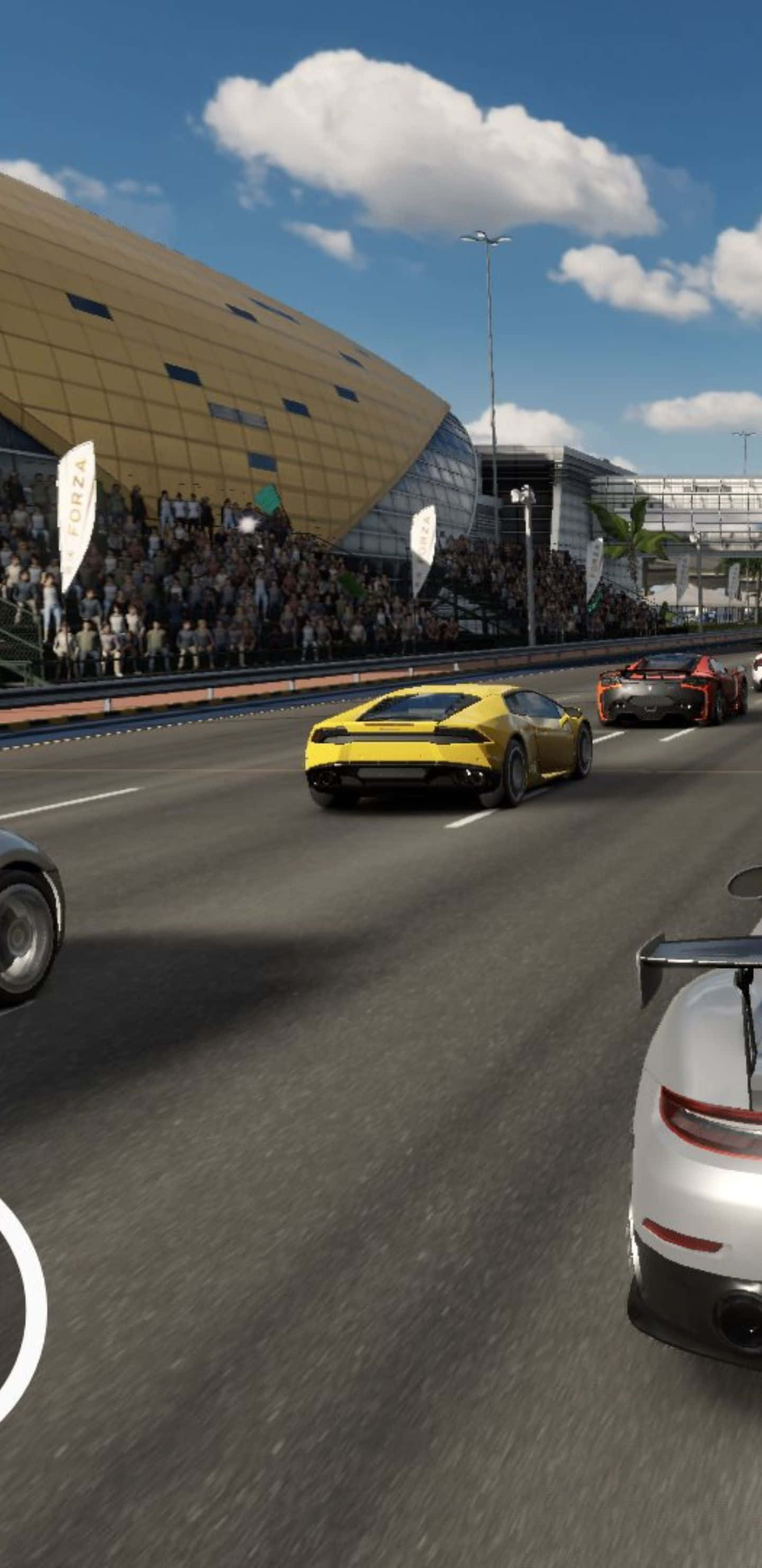 Pixel 3xl Forza Motorsport 7 桌布 壁紙 — 一輛黃色跑車在賽道上奔馳，觀眾在藍天白雲下觀看。