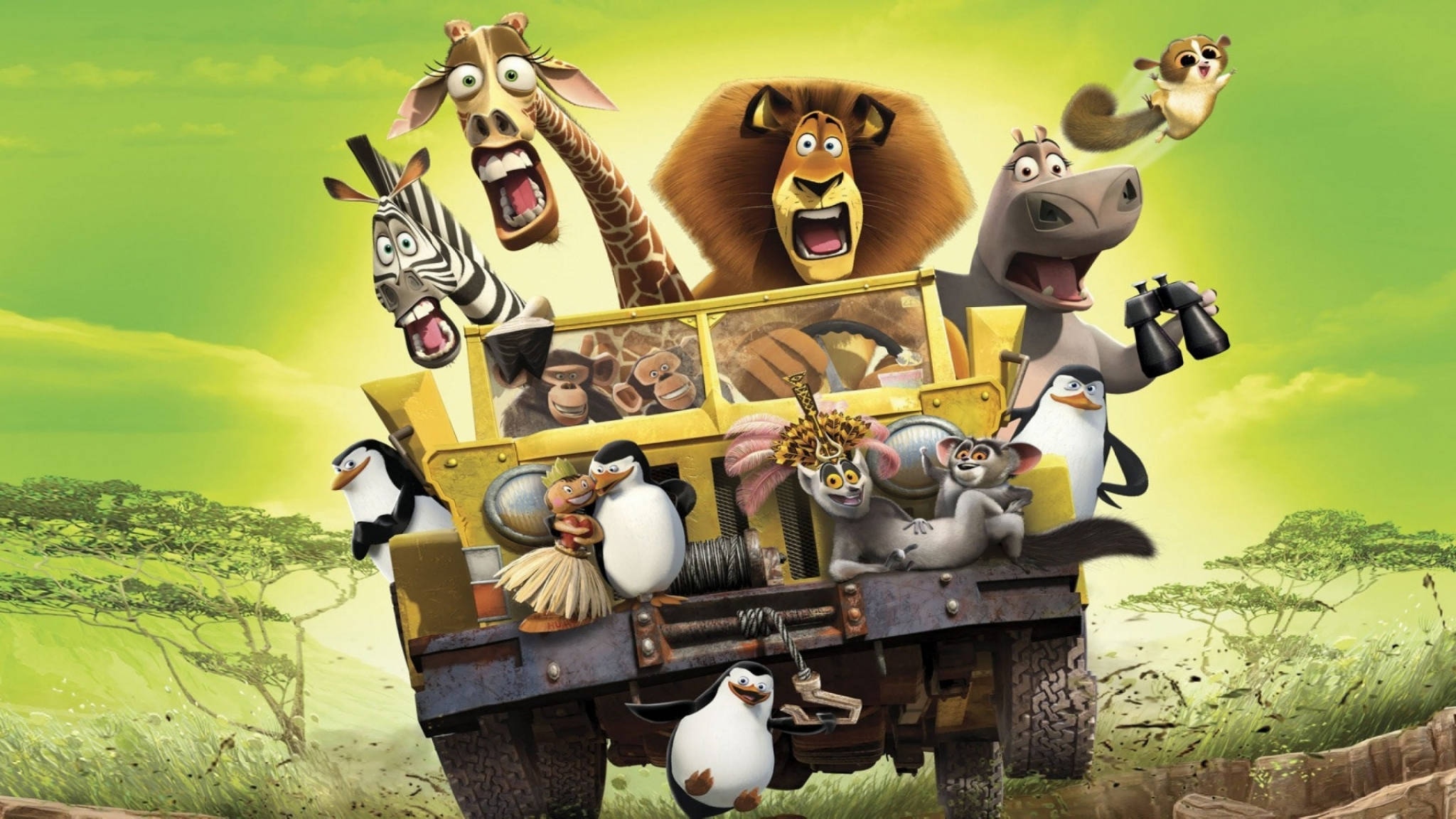 Madagascar 桌布 壁紙 — 一輛黃色野生動物園吉普車，滿載著動畫動物，包括獅子、斑馬、長頸鹿、企鵝和狐猴，在充滿活力的綠色稀樹草原上。