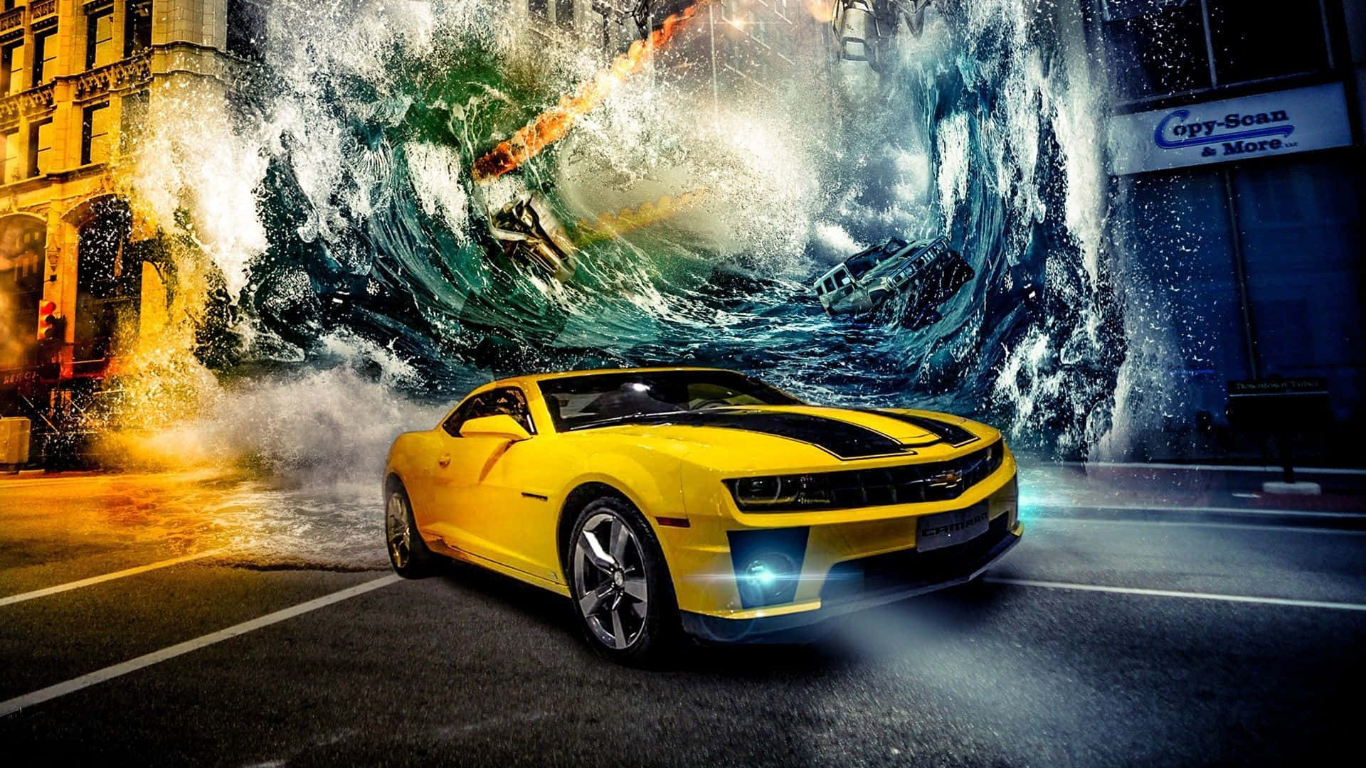 Yellow Car 桌布 壁紙 — 一輛黃色雪佛蘭Camaro在城市的街道上飛馳，背後有巨大的海浪衝擊。