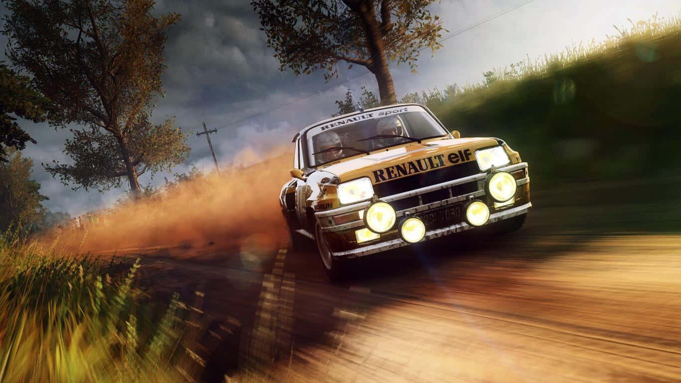 1366x768 Dirt Rally 桌布 壁紙 — 一輛黃色雷諾5 Turbo拉力賽車在戲劇性的天空下，在塵土飛揚的鄉村道路上疾馳，揚起泥土。