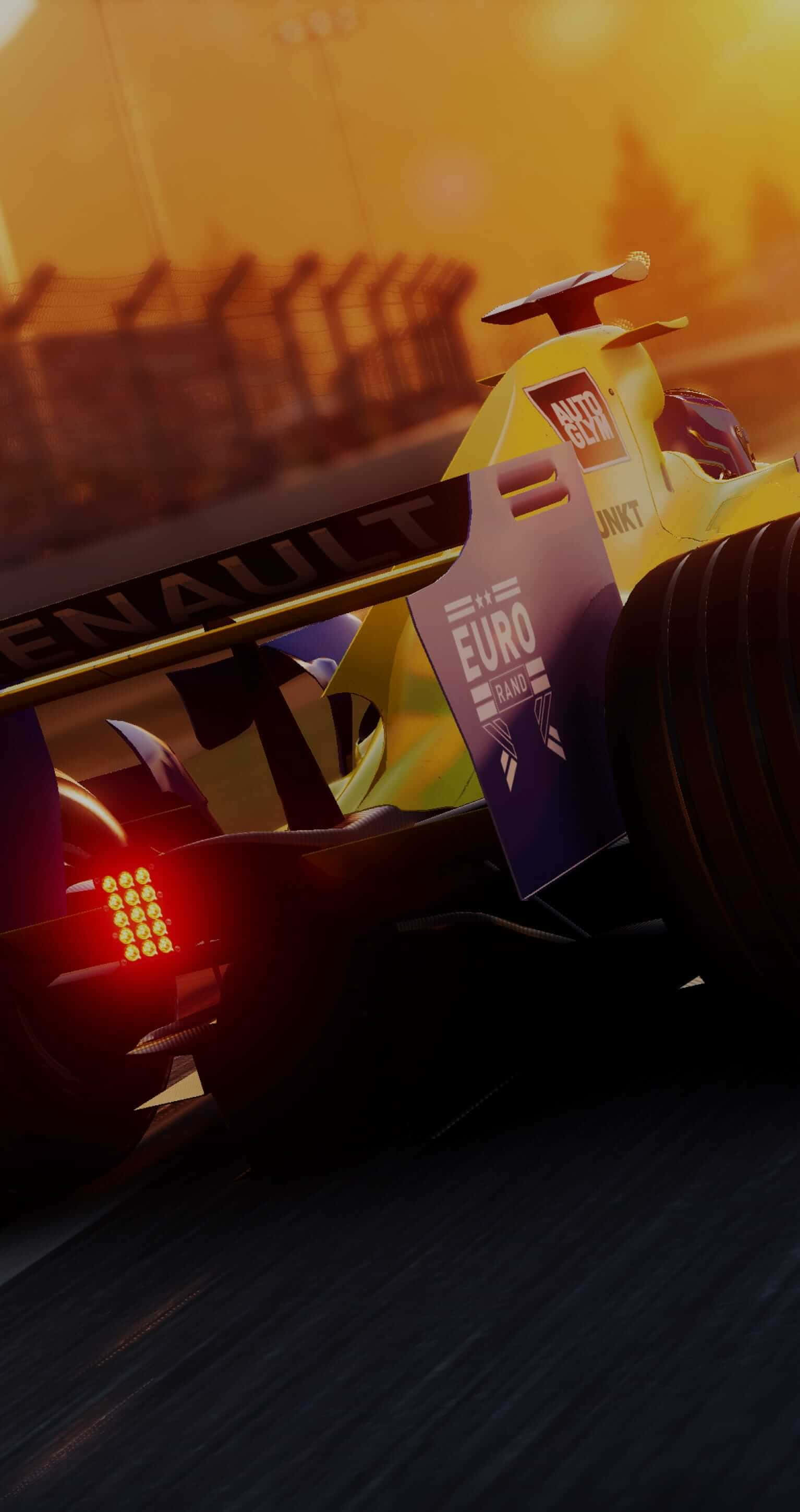 iPhone X Grid Autosport 桌布 壁紙 — 一輛黃色雷諾F1賽車在日落時分沿著賽道飛馳，紅色煞車燈閃爍，呈現動態模糊效果。