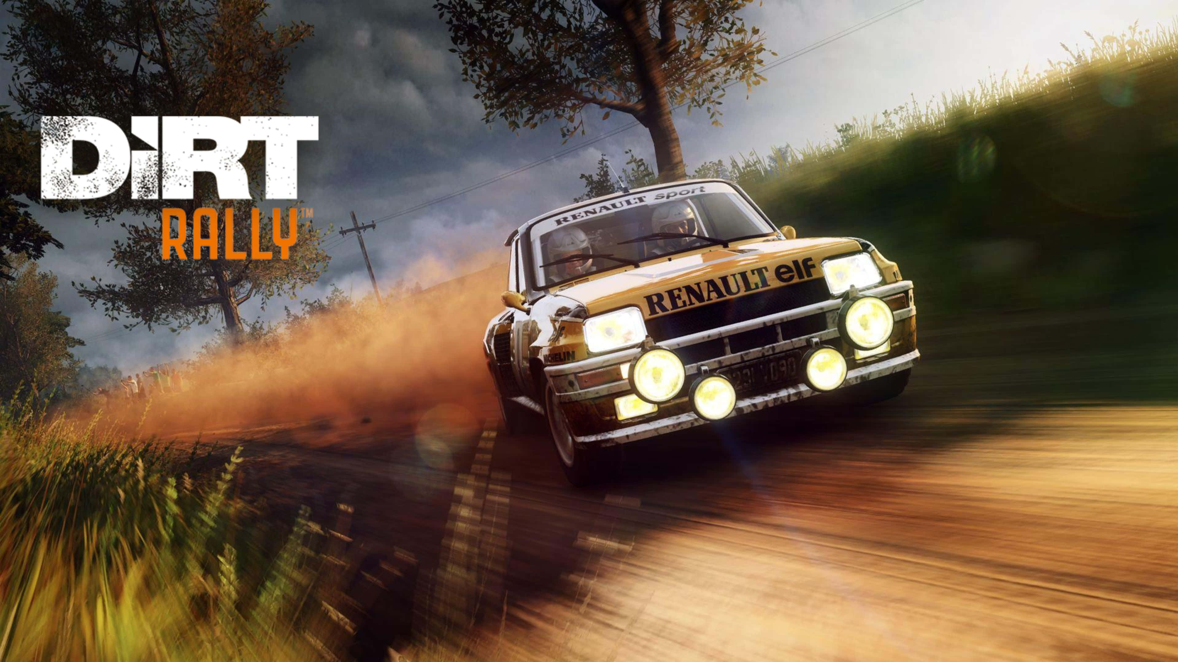 4K Dirt Rally 桌布 壁紙 — 一輛黃色雷諾拉力賽車在多雲的天空下，在塵土飛揚的鄉村道路上疾馳，揚起泥土。