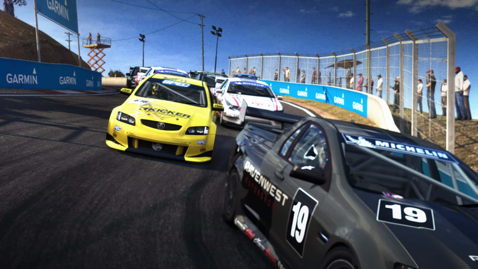 Grid Autosport 桌布 壁紙 — 一輛黃黑相間的賽車在陽光明媚的賽道上高速過彎，觀眾在圍欄後觀看。