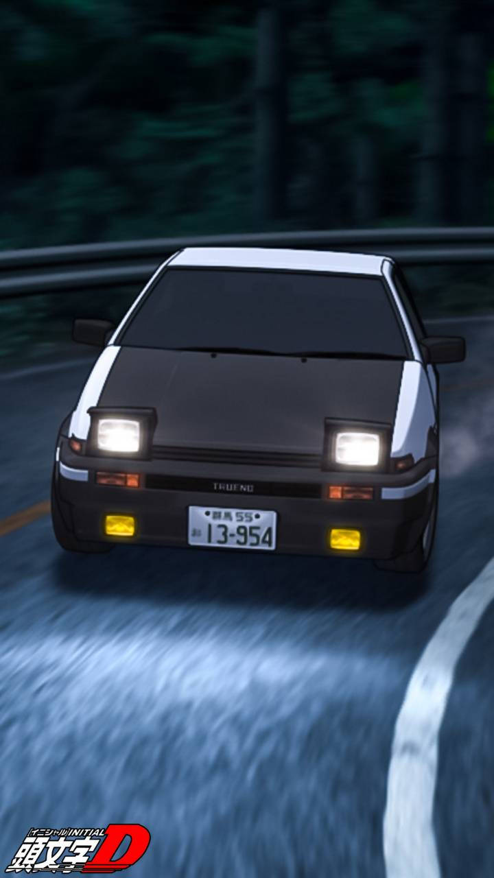 頭文字D 桌布 壁紙 — 一輛黑白AE86跑車在夜間沿著濕漉漉的森林道路疾馳，車頭燈閃耀。