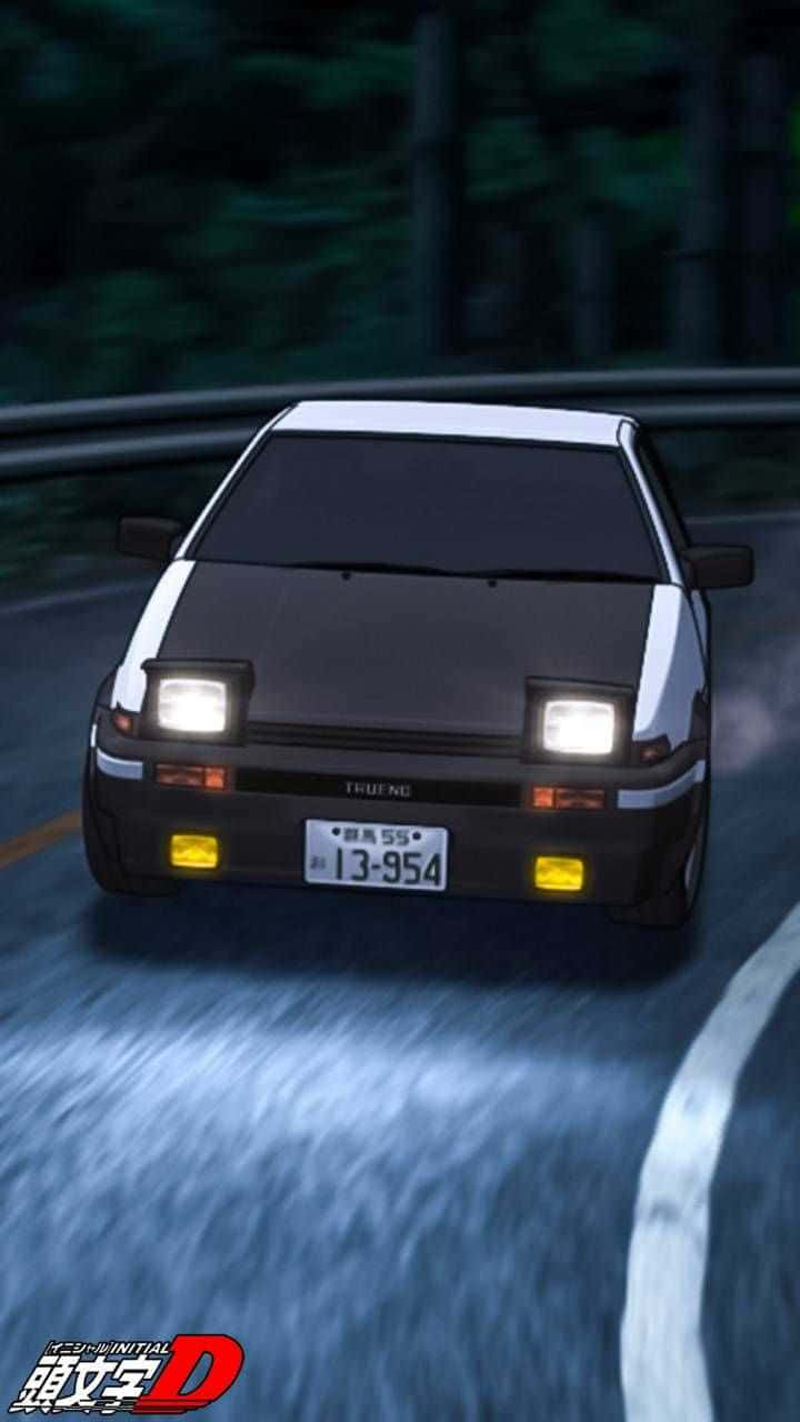 動漫 桌布 壁紙 — 一輛黑白AE86跑車在潮濕的夜間道路上疾馳，車頭燈閃爍，動態模糊。