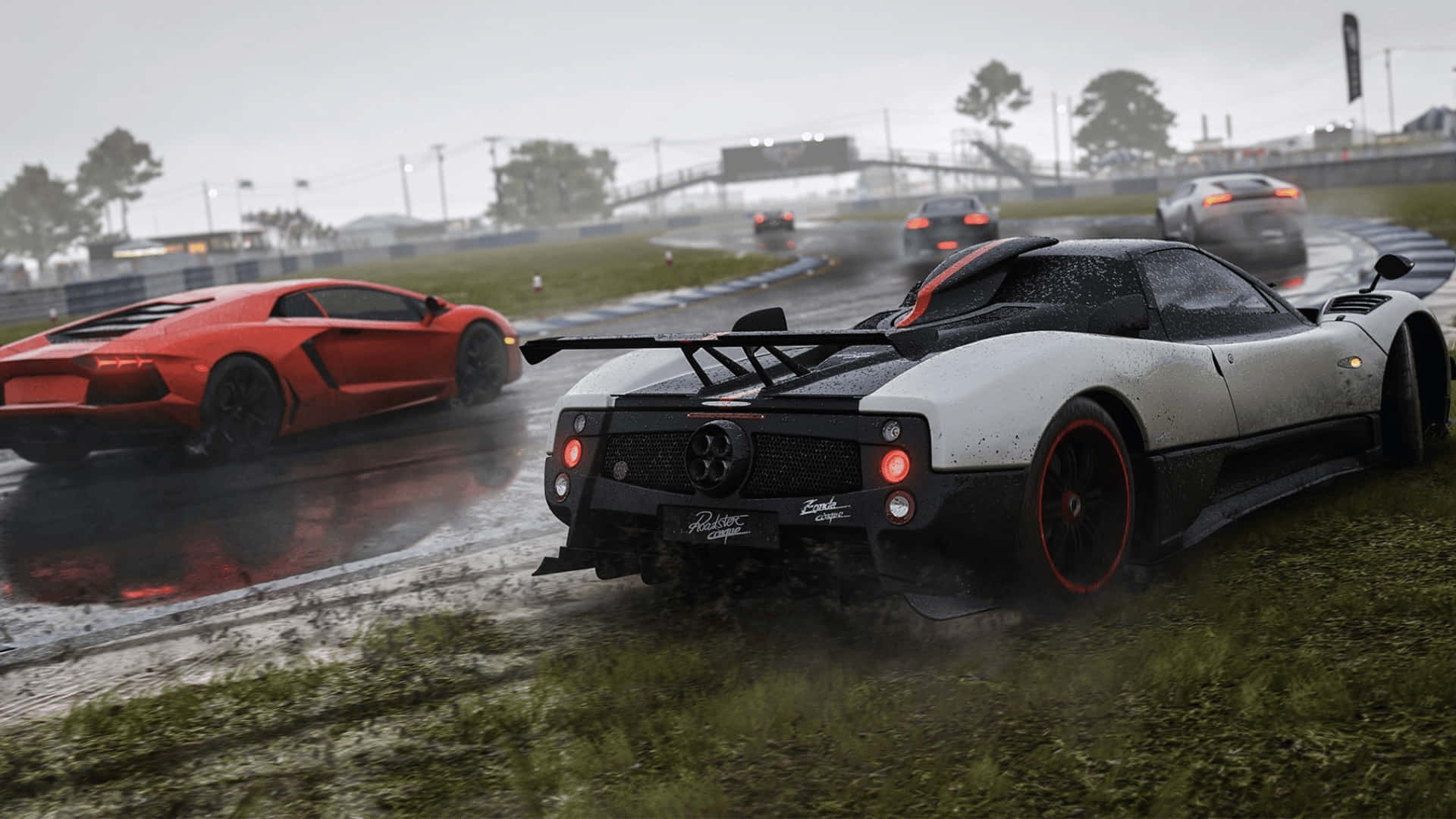 1080p Forza Motorsport 7 桌布 壁紙 — 一輛黑白相間的超級跑車在濕滑的賽道上濺起雨水浸濕的草，旁邊有一輛紅色藍寶堅尼在競速。