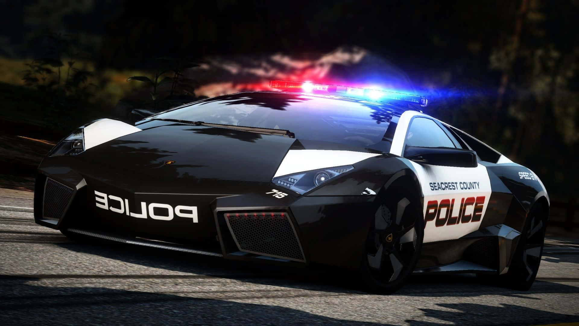 Cool Lamborghini 桌布 壁紙 — 一輛黑白警用藍寶堅尼Gallardo在夜間閃爍紅藍燈光，在黑暗的森林道路上飛馳。