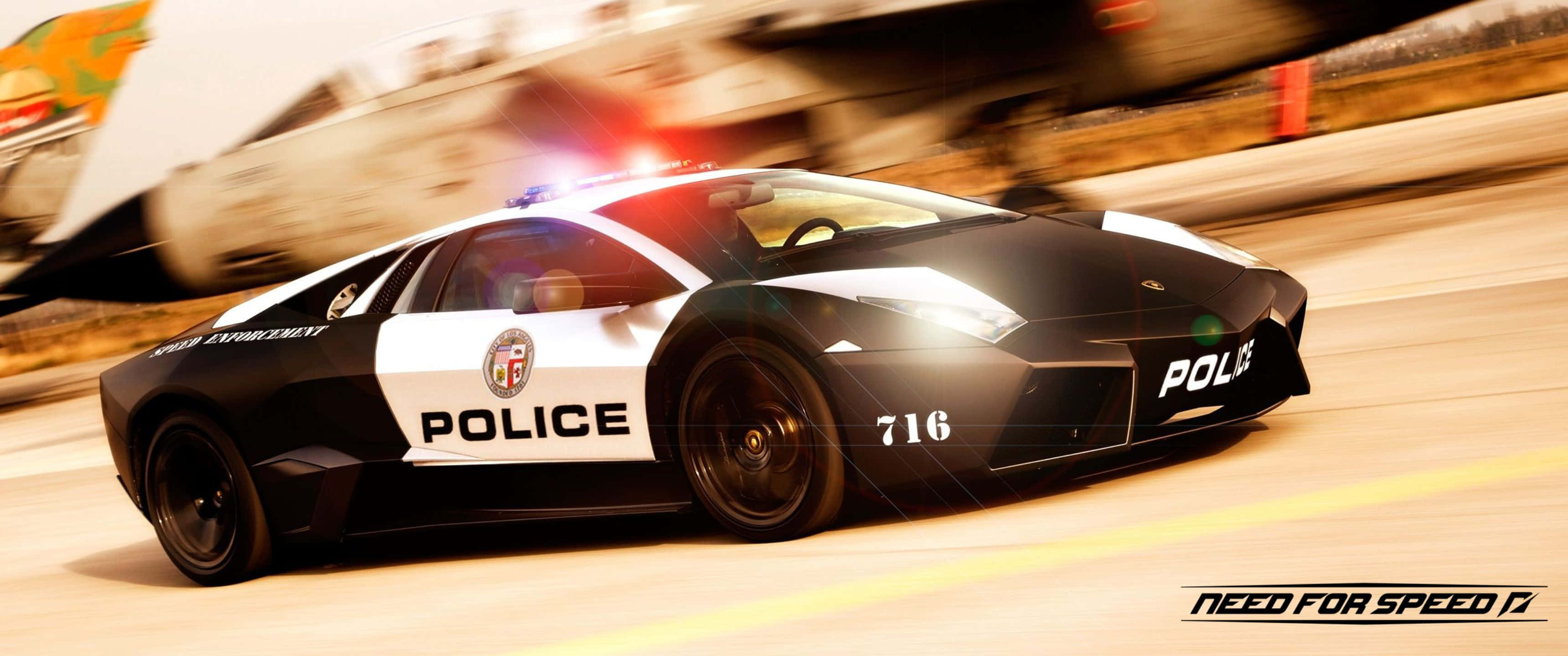 3440x1440p Need For Speed 桌布 壁紙 — 一輛黑白警用藍寶堅尼Gallardo在模糊的高速公路上疾馳，紅燈閃爍。