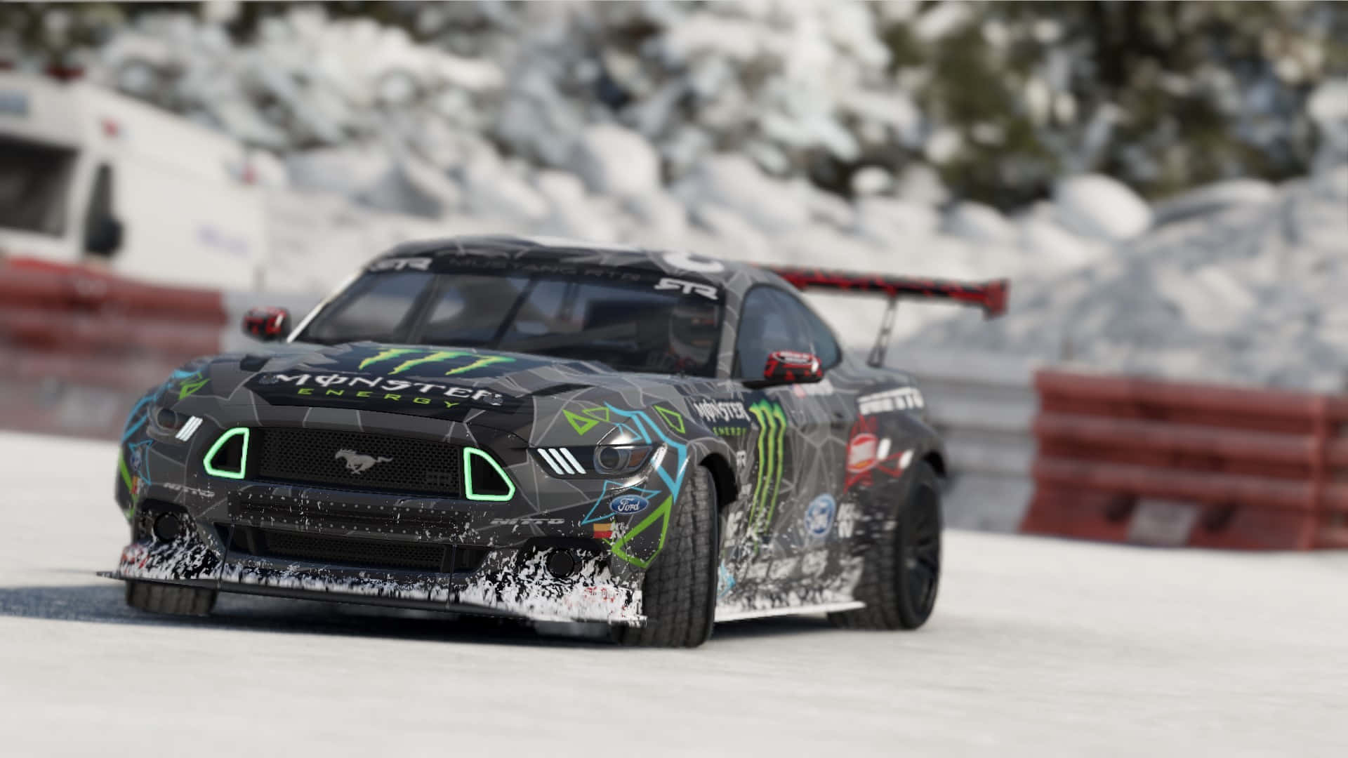 HD Project Cars 2 桌布 壁紙 — 一輛黑綠色的Monster Energy Ford Mustang在雪地賽道上飄移，背景有紅色護欄和積雪覆蓋的山丘。