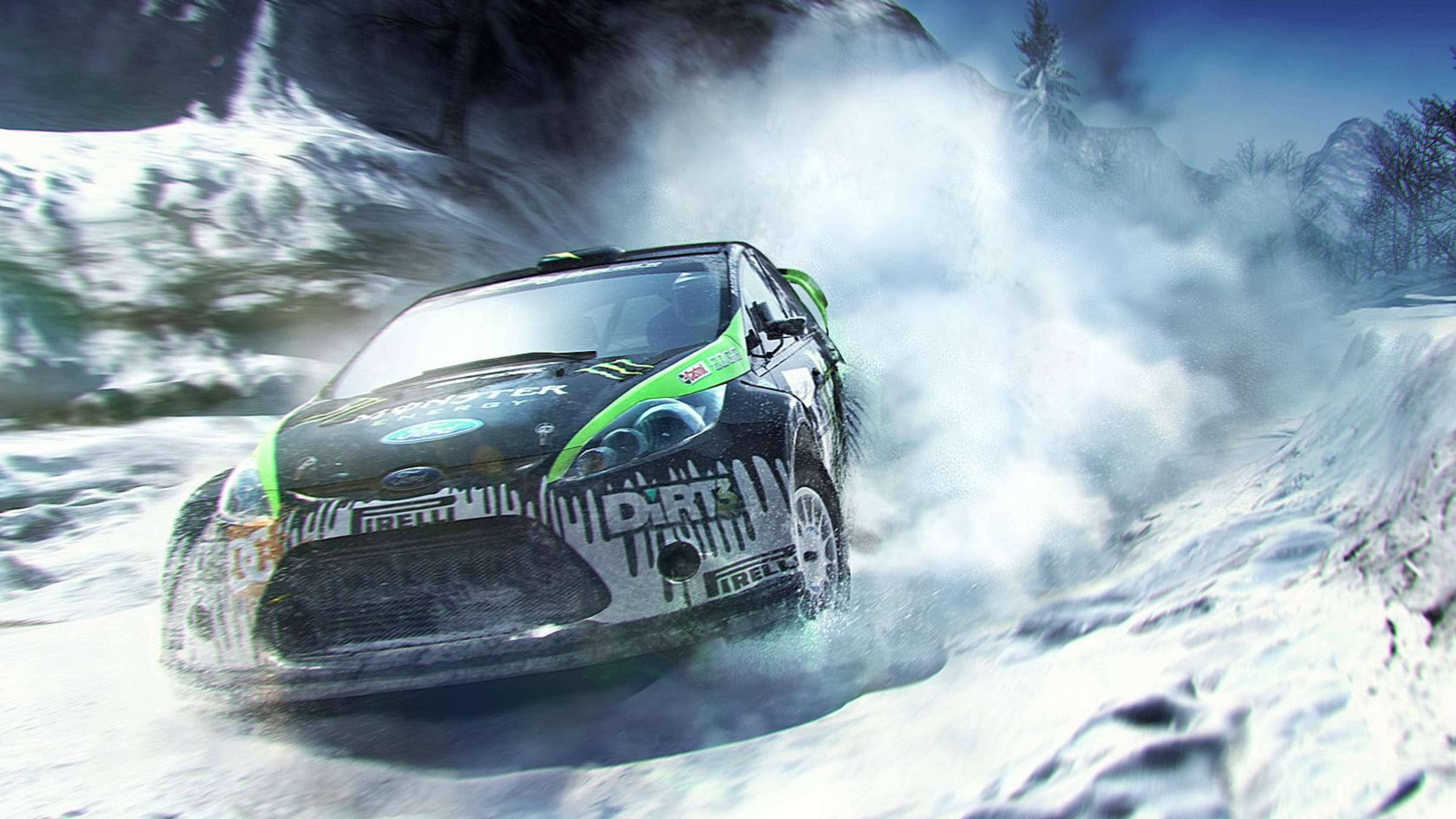 Dirt 3 桌布 壁紙 — 一輛黑綠色的拉力賽車在雪地山口中疾馳，揚起雪花。